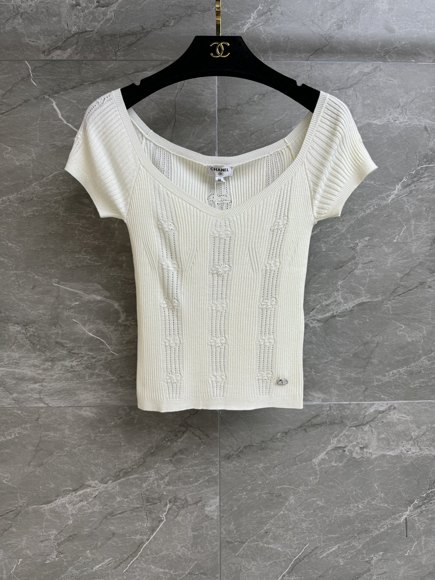 NO:328103,High-end version is shipped. Xiangjia one-length jacquard top. 2025 spring and summer preview series. French one-length neckline. Hem logo embellishment. Three-dimensional hollow jacquard pattern. Elegant and fashionable. Custom knitted fabric. Light, comfortable and skin-friendly. Elastic slim fit. Upper body looks slim and temperament. Full trademark. Equipped with cloth bag. Size SML, chanel, alexander wang.19860909高版本出货啦 香家一字领提花上衣 2025春夏预告系列 法式一字领领口 下摆logo徽标点缀 立体镂空提花图案 优雅时髦洋气 定制针织面料 轻薄舒适亲肤 弹力修身版型 上身显瘦又气质 商标齐全 配有布袋 尺码SML,,chanel,alexander wang,Women's clothing