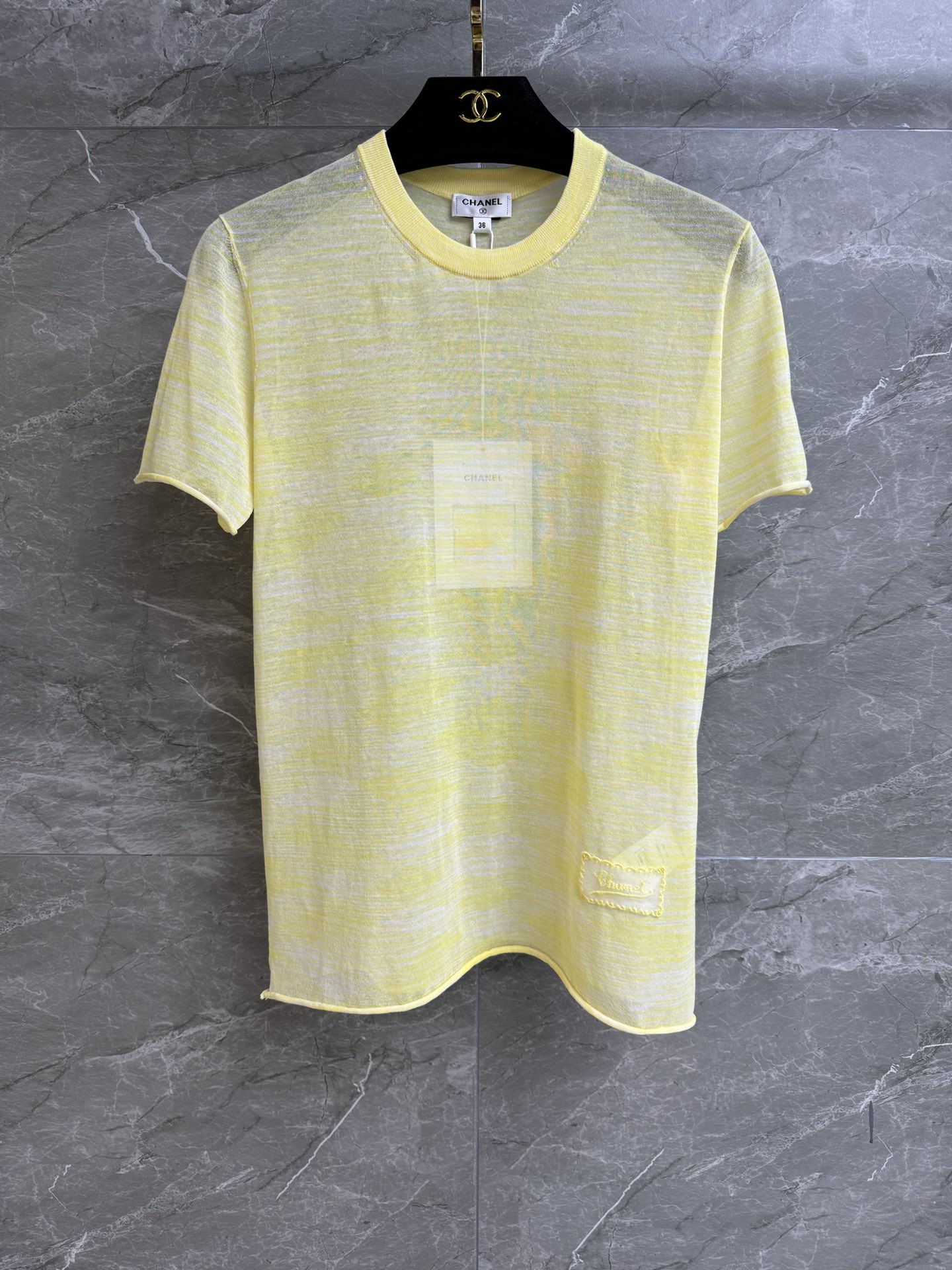 NO:328106,High-end version is shipped. Xiangjia perspective knitted short sleeves. 2025 spring and summer preview series. Round neck ribbed neckline. Hem lace embroidered badge embellishment. Simple and high-end. Fresh and age-reducing. Cotton knitted fabric. Light and silky. Comfortable and skin-friendly. It has a sense of perspective. Loose style. The upper body looks slim and versatile. Full trademark. Equipped with cloth bag. Size SML, chanel, T-shirt, alexander wang.19860909高版本出货啦 香家透视针织短袖 2025春夏预告系列 圆领罗纹领口 下摆蕾丝刺绣徽章点缀 简约高级 配色清新减龄 棉质针织面料 轻薄丝滑 舒适亲肤 自带透视感 宽松版型 上身显瘦又百搭 商标齐全 配有布袋 尺码SML,,chanel,T-shirt,alexander wang,Women's clothing