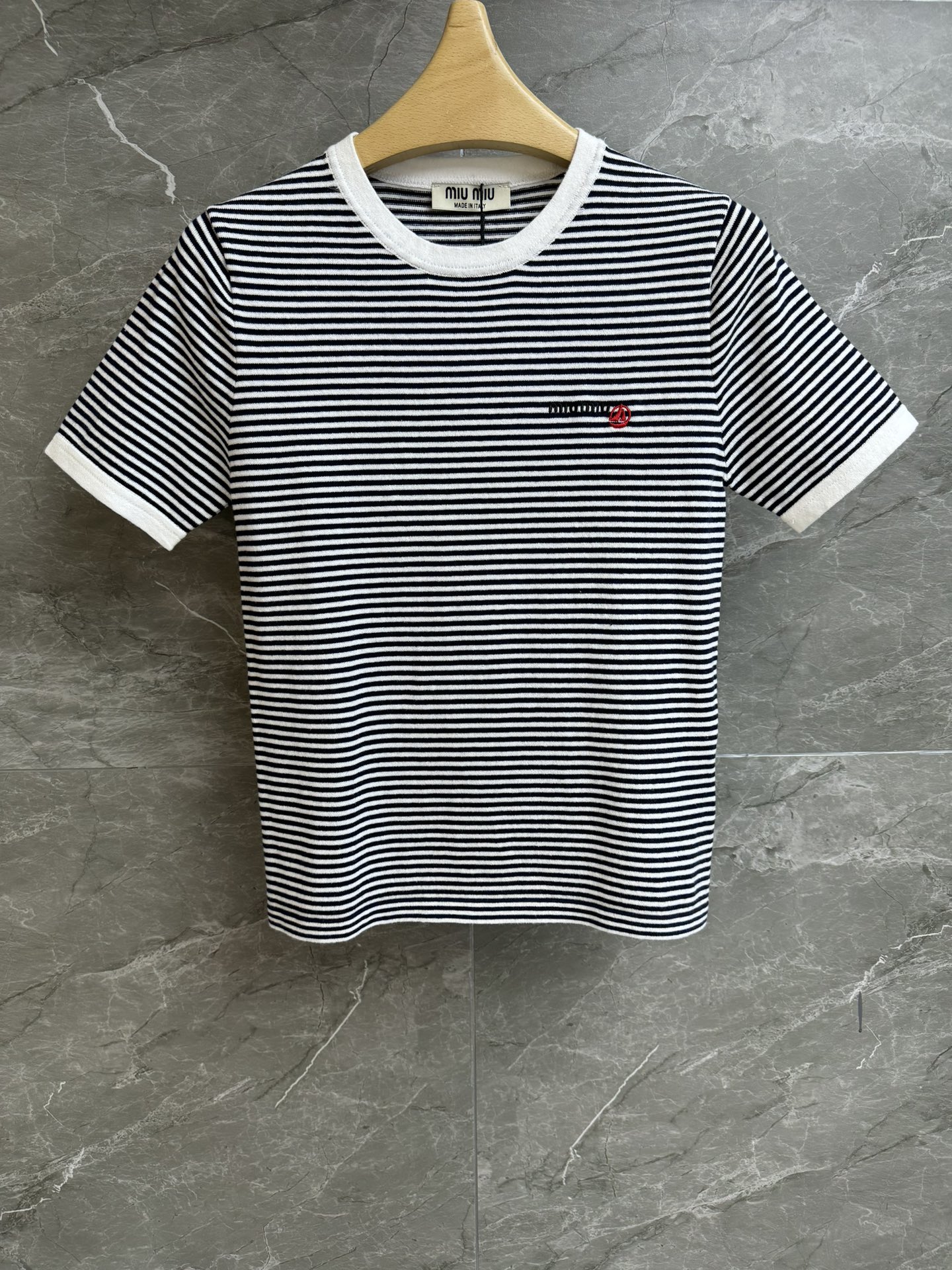 NO:328109,New spring and summer models are available. Miu small sailboat striped short sleeves. 2025 spring and summer series round neck ribbed neckline. Letter small sailboat embroidery pattern embellishment. Striped color matching casual age-reducing. Custom knitted fabric. Comfortable skin-friendly. Slim fit. The upper body looks slim and versatile. Full trademark. Size SML,,miumiu, T-shirt,alexander wang.19860909春夏新款上新啦 Miu小帆船条纹短袖 2025春夏系列圆领罗纹领口 字母小帆船刺绣图案点缀 条纹配色休闲减龄 定制针织面料 舒适亲肤 修身版型 上身显瘦又百搭 商标齐全 尺码SML,,miumiu,T-shirt,alexander wang,Women's clothing