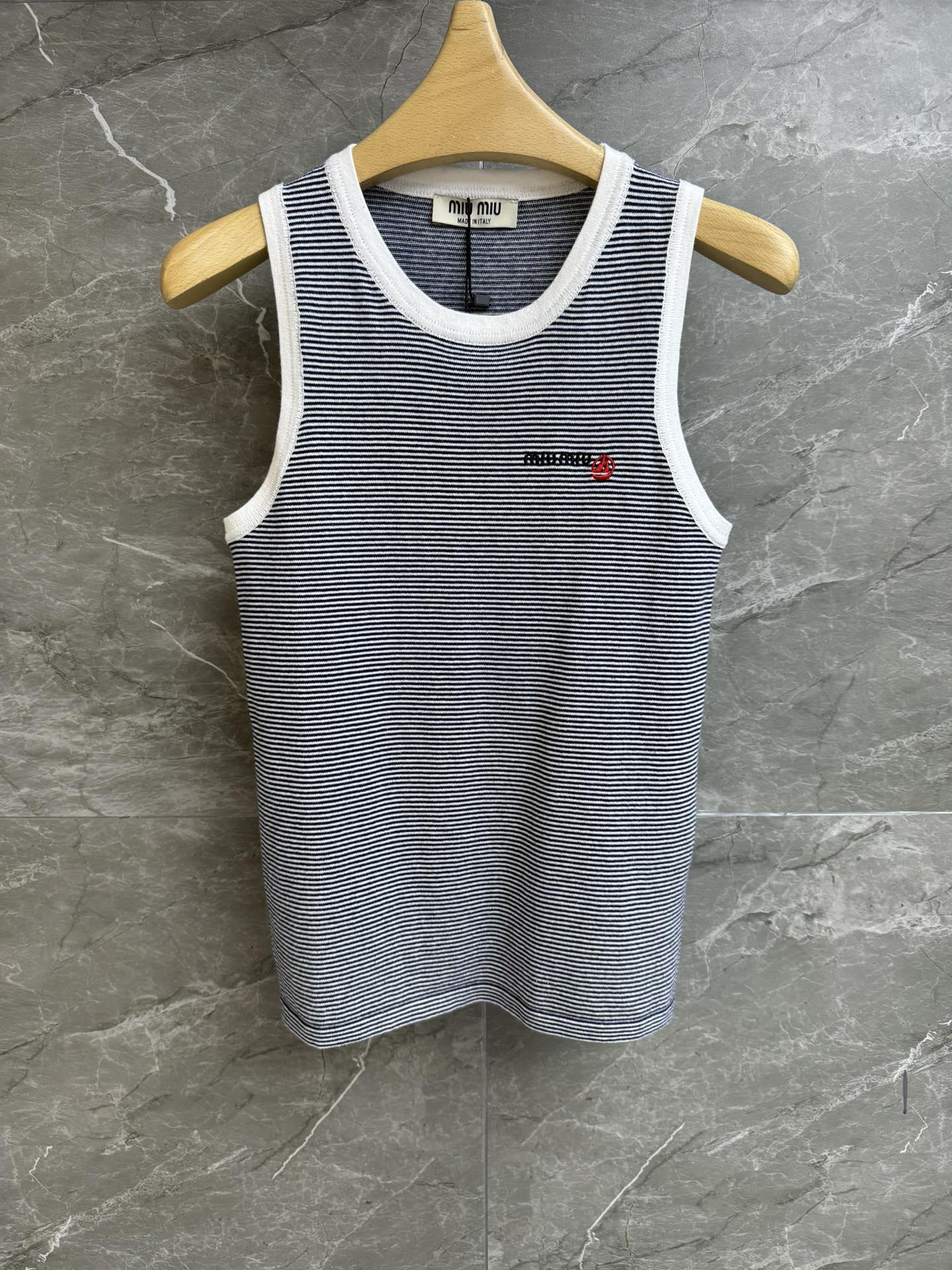 NO:328112,New spring and summer models are available. Miu small sailboat striped vest. 2025 spring and summer series. Round neckline ribbed neckline. Alphabet small sailboat embroidery pattern embellishment. Striped color matching. Careful and age-reducing. Custom knitted fabric. Comfortable skin-friendly. Slim fit. The upper body looks slim and versatile. Full trademark. Size SML,,miumiu,alexander wang.19860909春夏新款上新啦 Miu小帆船条纹背心 2025春夏系列 圆领罗纹领口 字母小帆船刺绣图案点缀 条纹配色休闲减龄 定制针织面料 舒适亲肤 修身版型 上身显瘦又百搭 商标齐全 尺码SML,,miumiu,alexander wang,Women's clothing