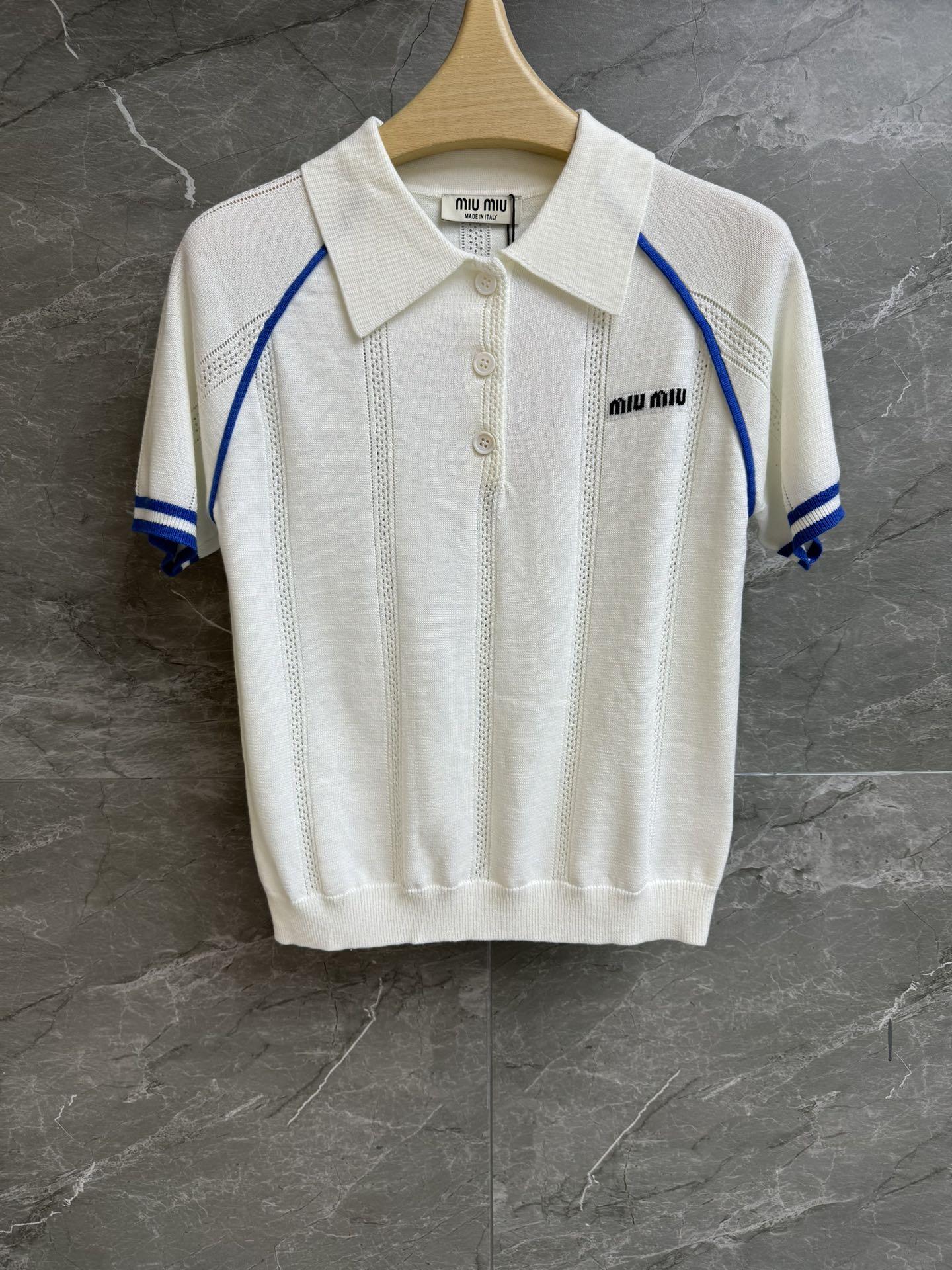 NO:328115,New spring and summer models are available. Miu blue piping polo shirt. 2025 spring and summer series. Classic Polo neckline. Blue contrasting collar. Letter inlay logo embellishment. Casual and age-reducing. Customized knitted fabric. Light, comfortable and skin-friendly. Normal style. Slim and versatile. Full trademark. Size SML,,miumiu,alexander wang.19860909春夏新款上新啦 Miu蓝色滚边polo衫 2025春夏系列 经典Polo领领口 蓝色撞色包边设计 字母嵌花logo点缀 休闲减龄高级 定制针织面料 轻薄舒适亲肤 正常版型 上身显瘦又百搭 商标齐全 尺码SML,,miumiu,alexander wang,Women's clothing