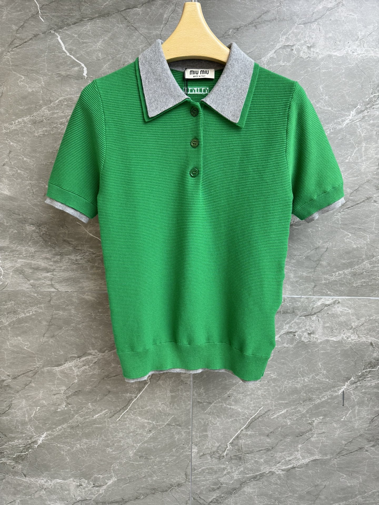 NO:328116,New spring and summer models are available. Miu contrasting knitted tops. 2025 spring and summer series. Double lapel design. Gray green contrasting splicing. Back letter inlay pattern embellishment. Fashionable and fashionable. Custom knitted fabric. Soft and comfortable. Elastic slim fit. The upper body looks slim and versatile. Full trademark. Size SML,,miumiu,alexander wang.19860909春夏新款上新啦 miu撞色针织上衣 2025春夏系列 双层翻领设计 灰绿撞色拼接 后背字母嵌花图案点缀 时髦洋气 定制针织面料 柔软舒适 弹力修身版型 上身显瘦又百搭 商标齐全 尺码SML,,miumiu,alexander wang,Women's clothing