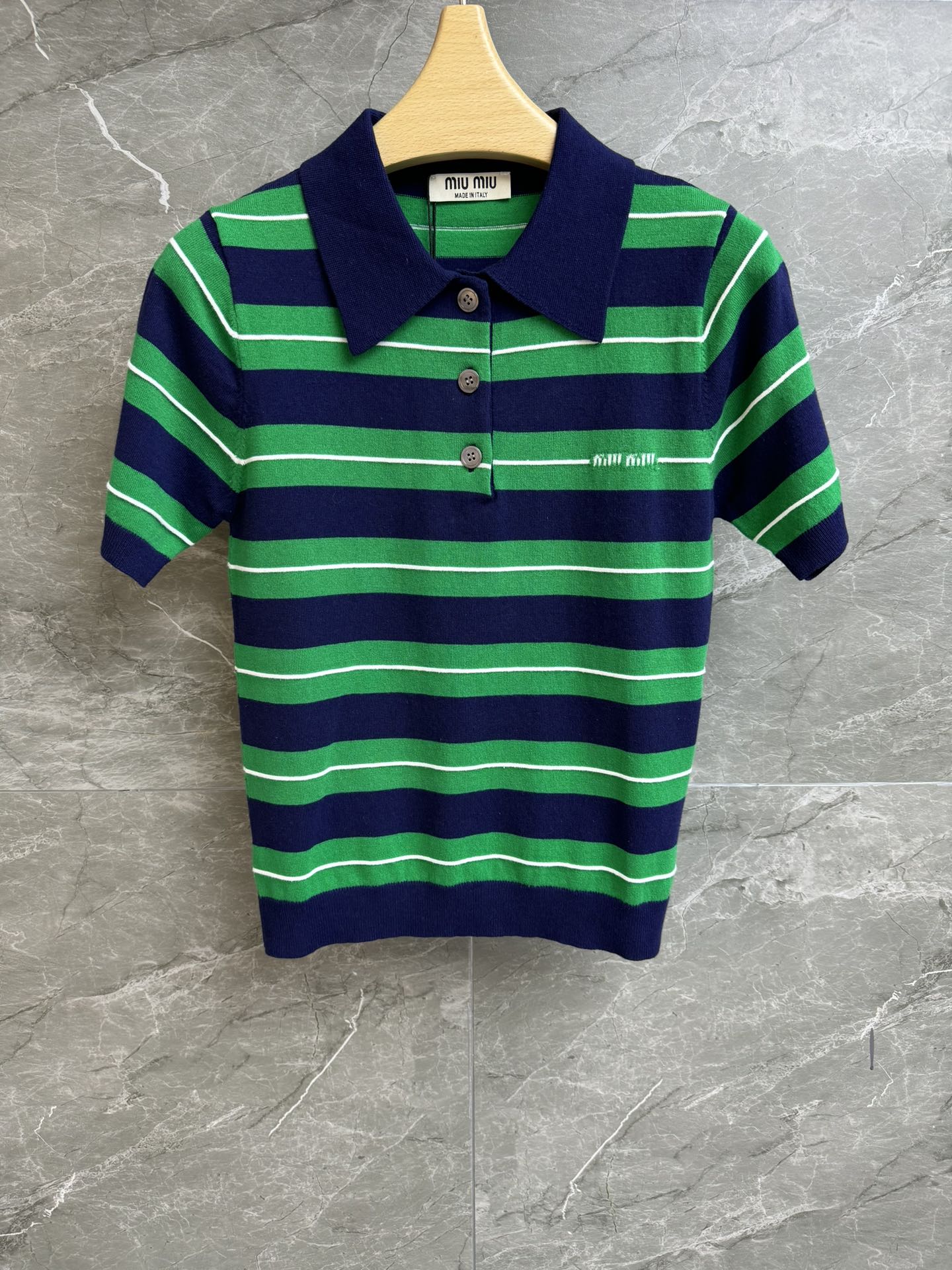 NO:328118,New spring and summer models are available. Miu striped short-sleeved Polo shirt 2025 spring and summer series. Classic polo collar design. Letter inlay pattern embellishment. Striped color blocks. Fashionable age-reducing. Custom knitted fabric. Soft and comfortable. Slim fit. Slim and temperament. Full trademark. Size SML,,miumiu, T-shirt,alexander wang.19860909春夏新款上新啦 Miu条纹短袖Polo衫 2025春夏系列 经典polo领设计 字母嵌花图案点缀 条纹拼色时髦减龄 定制针织面料 柔软舒适 修身版型 上身显瘦又气质 商标齐全 尺码SML,,miumiu,T-shirt,alexander wang,Women's clothing