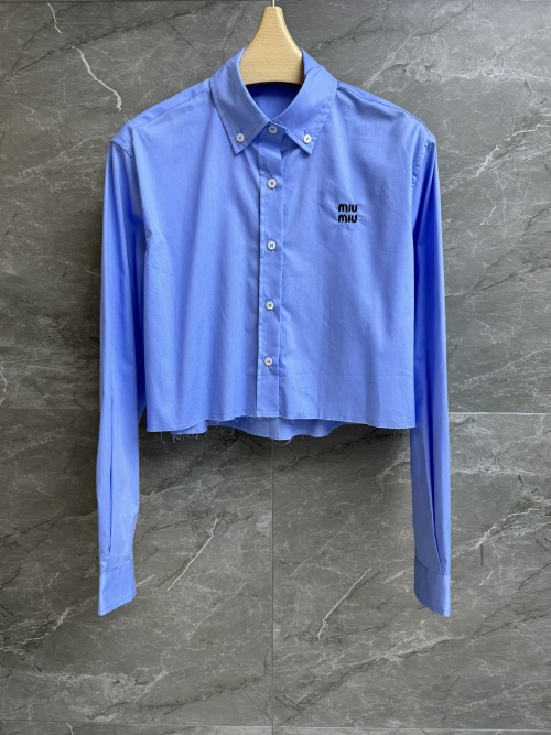 Miu Miu 2025 Spring/Summer Cropped Cotton Shirt with Logo Embroidery 1 Miu Miu 2025 Spring/Summer Cropped Cotton Shirt with Logo Embroidery