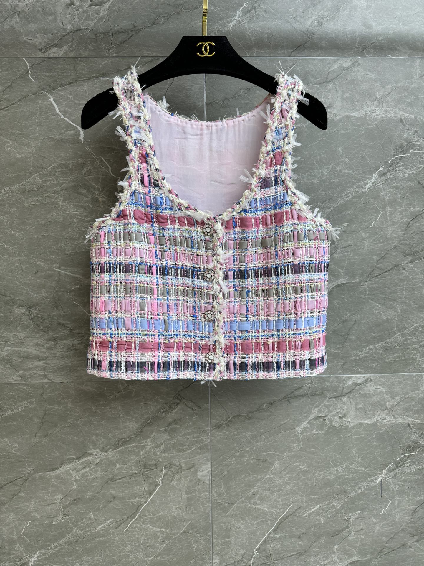 NO:335732,New summer models are available!  Xiangjia pink woven vest 2025 spring and summer trailer series Temperament V-neck design Exquisite glazed buckle embellishment Pink color strip woven color scheme Sweet and age-reducing Custom tweed fabric Silk lining Slim fit style Top body looks slim and fashionable Full trademark Size SML, Chanel, real silk, alexander wang19860909夏季新款上新啦！ 香家粉色编织马甲 2025春夏预告系列 气质V领设计 精致琉璃扣点缀 粉色系彩条编织配色 甜美减龄 定制斜纹软呢面料 真丝里衬 修身版型 上身显瘦又时髦 商标齐全 尺码SML,,chanel,real silk,alexander wang,Women's clothing