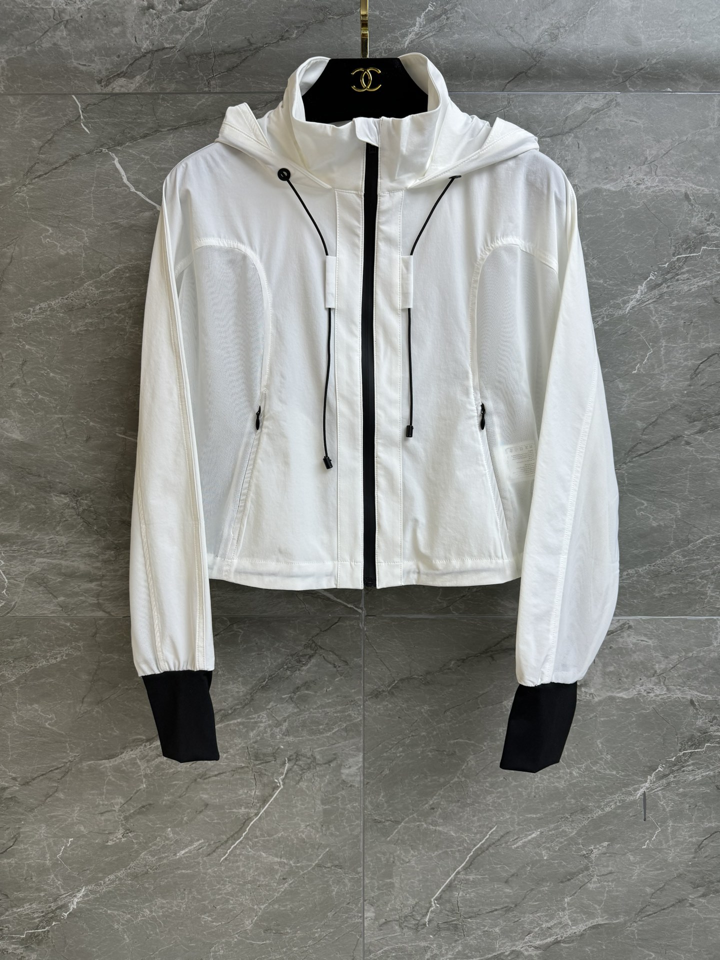 NO:332811,New summer models are available. Xiangjia hooded sun protection clothes. 2025 summer new products. Stand collar hooded design. Black and white contrasting colors. Simple and fashionable. Imported high-density nylon four-sided elastic fabric. Light and breathable. Loose style. No body limit. All can be perfectly controlled. Extremely high wearing. Essential for summer sun protection. Size SML, chanel, hats, alexander wang.19860909夏季新款上新啦 香家连帽防晒衣 2025夏季新品 立领连帽设计 黑白撞色 简约时髦高级 进口高密尼龙四面弹面料 轻薄透气 宽松版型 没有身材限制 都能完美驾驭 实穿度超高 夏日防晒必备 尺码SML,,chanel,hats,alexander wang,Women's clothing