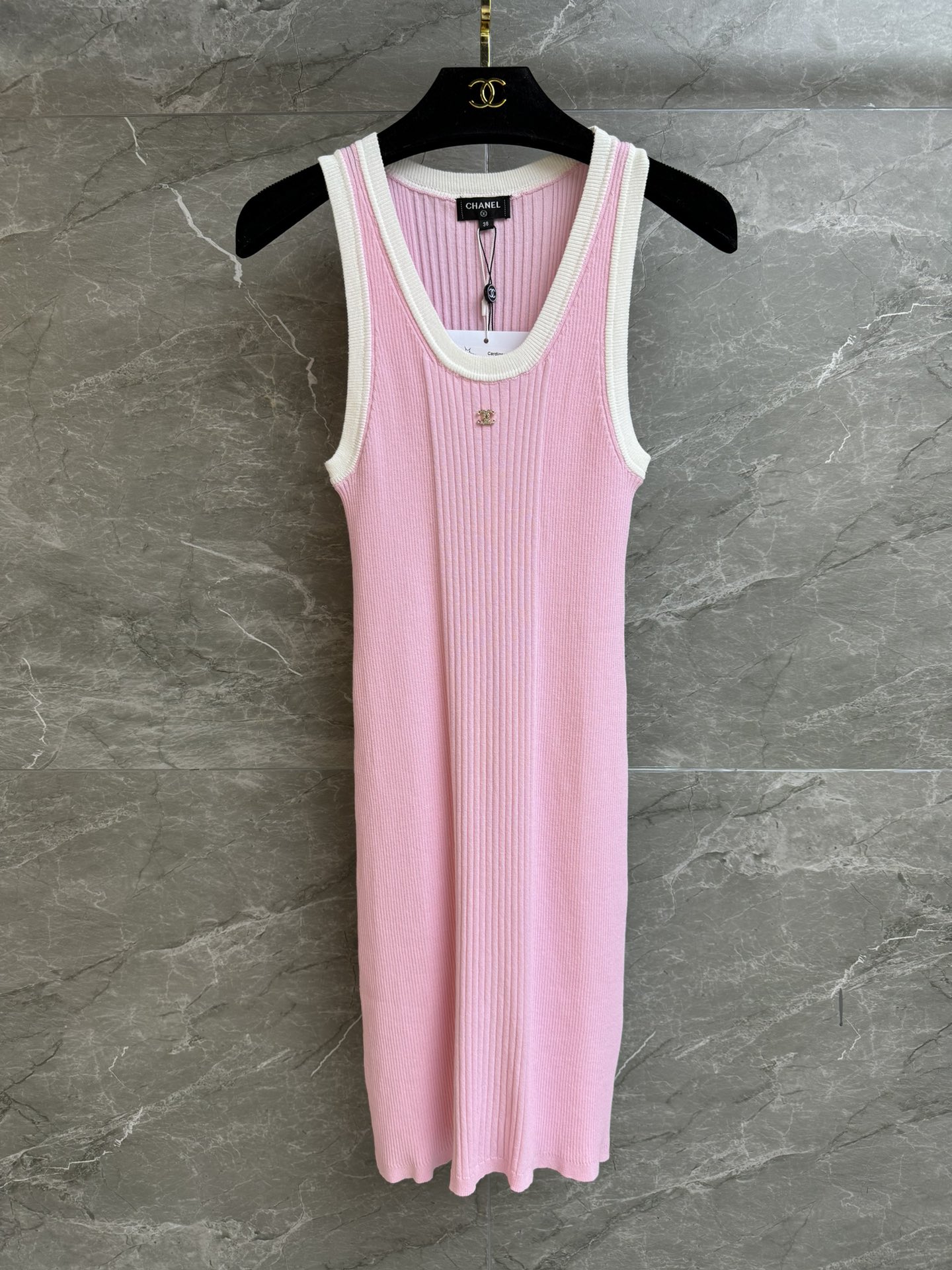 NO:335716,New summer models are shipped!  Xiangjia pink horizontal vest skirt 2025 summer beach series U-shaped collar design Pink and white contrasting color fashionable age-reducing double C small logo decoration embellishment Low-key luxury Custom knitted fabric Soft and comfortable texture Elastic slim fit style The upper body looks slim and temperament Full trademark size SML, Chanel, skirts, alexander wang19860909夏季新款出货啦！ 香家粉色横纹背心裙 2025夏季沙滩系列 U字领设计 粉白撞色时髦减龄 双C小徽标装饰点缀 低调奢华 定制针织面料 质感柔软舒适 弹力修身版型 上身显瘦又气质 商标齐全 尺码SML,,chanel,skirts,alexander wang,Women's clothing