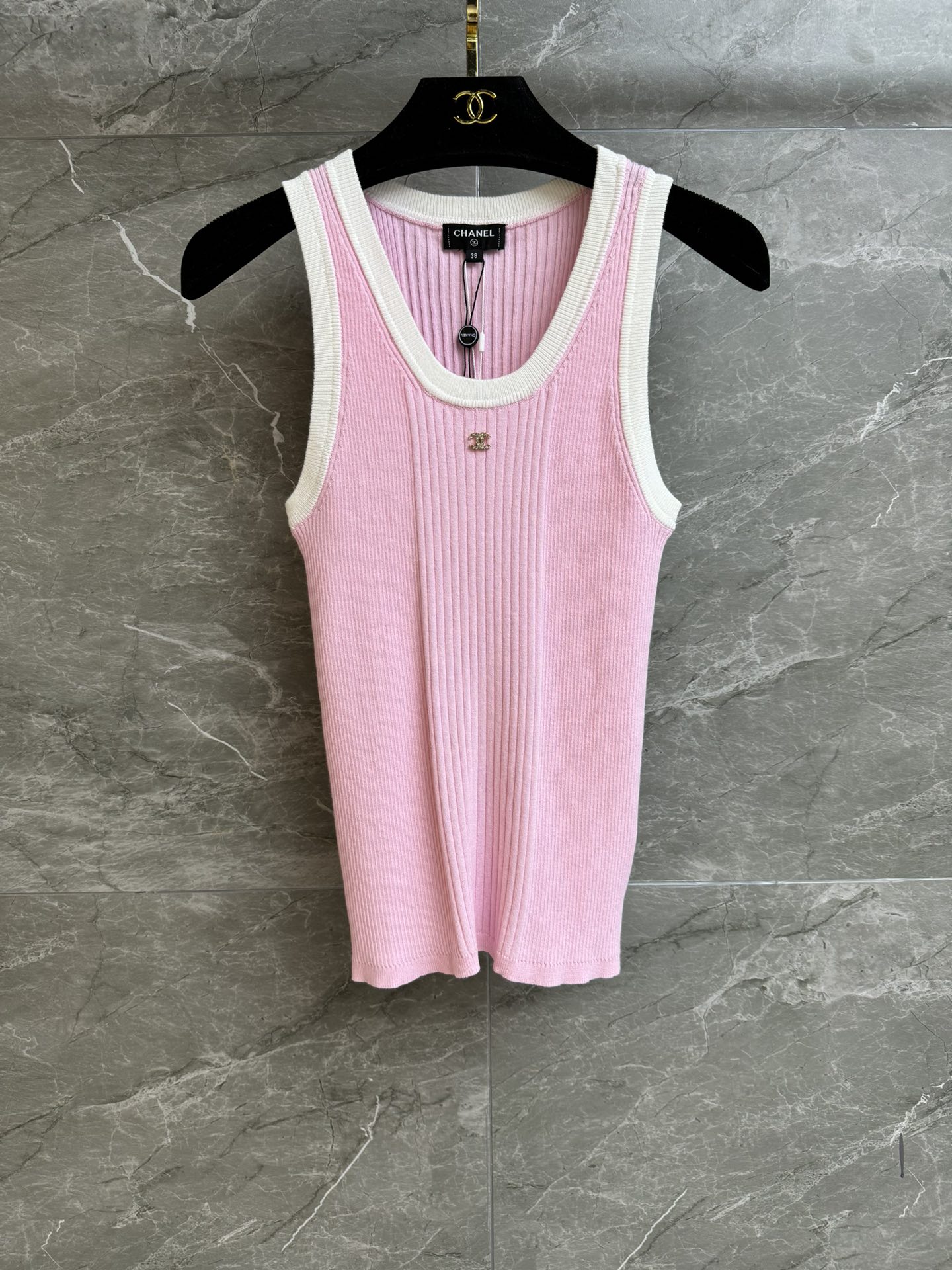 NO:335718,New summer models are shipped!  Xiangjia pink horizontal vest 2025 summer beach series versatile U-neck pink and white contrasting color fashionable and age-reducing double C small logo decoration embellishment Low-key luxury Custom knitted fabric soft and comfortable texture Elastic slim fit style Slim and temperament on the upper body Full trademark Size SML, Chanel, alexander wang19860909夏季新款出货啦！ 香家粉色横纹背心 2025夏季沙滩系列 百搭U字领 粉白撞色时髦减龄 双C小徽标装饰点缀 低调奢华 定制针织面料 质感柔软舒适 弹力修身版型 上身显瘦又气质 商标齐全 尺码SML,,chanel,alexander wang,Women's clothing
