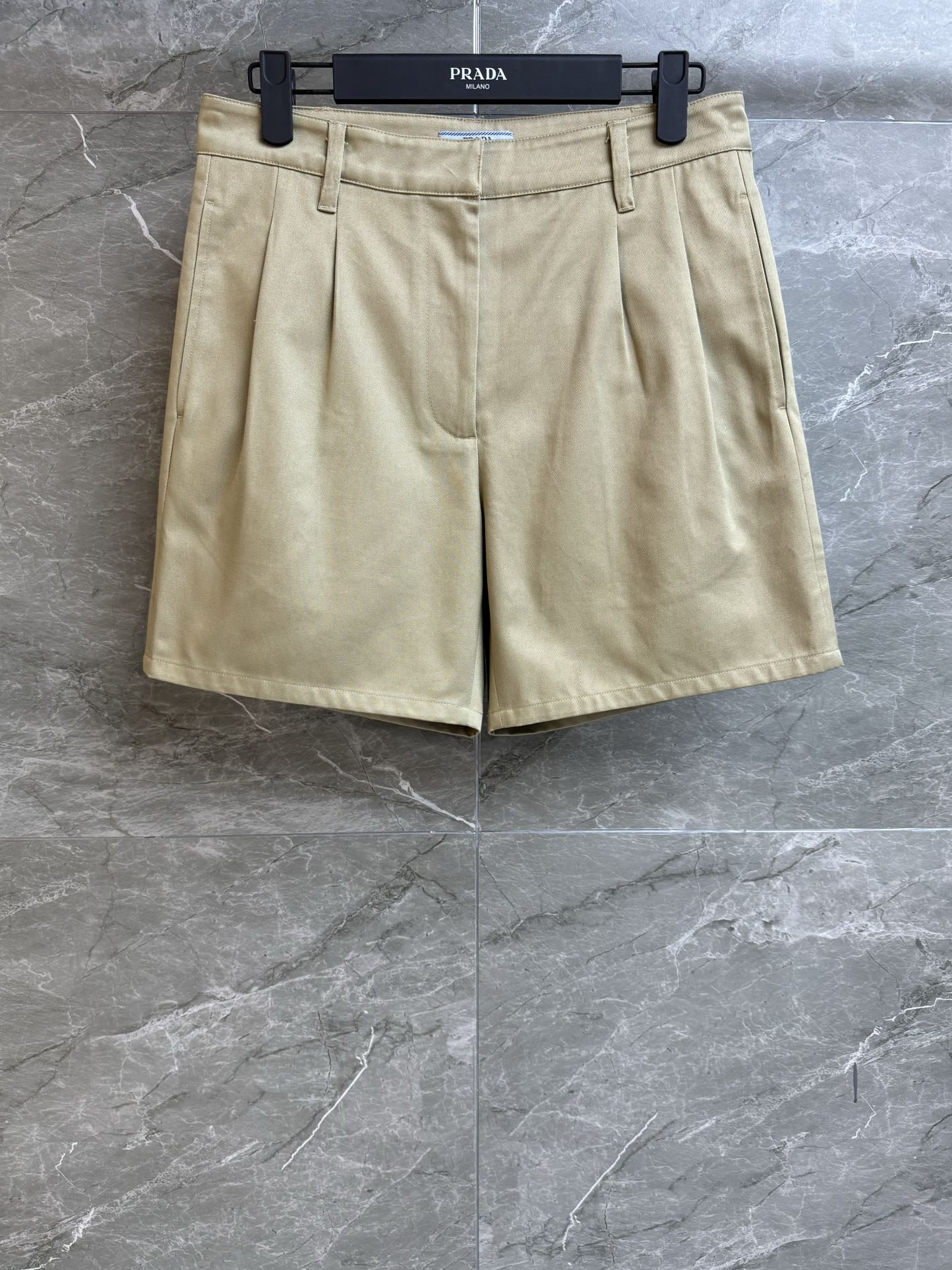 NO:333665,New spring and summer models are available. P home khaki work shorts. 2025 spring and summer series. Zipper placket hook button design. Working pocket logo embellishment. Fashionable and handsome. Custom twill fabric. Clever and stylish. Bermuda shorts. Slim and versatile. Full trademark. Size SML, shorts, alexander wang.19860909春夏新款上新啦 P家卡其色工装短裤 2025春夏系列 拉链门襟钩扣设计 工装口袋徽标点缀 配色时髦帅气 定制斜纹棉布面料 挺括有型 百慕大短裤版型 上身显瘦又百搭 商标齐全 尺码SML,,shorts,alexander wang,Women's clothing