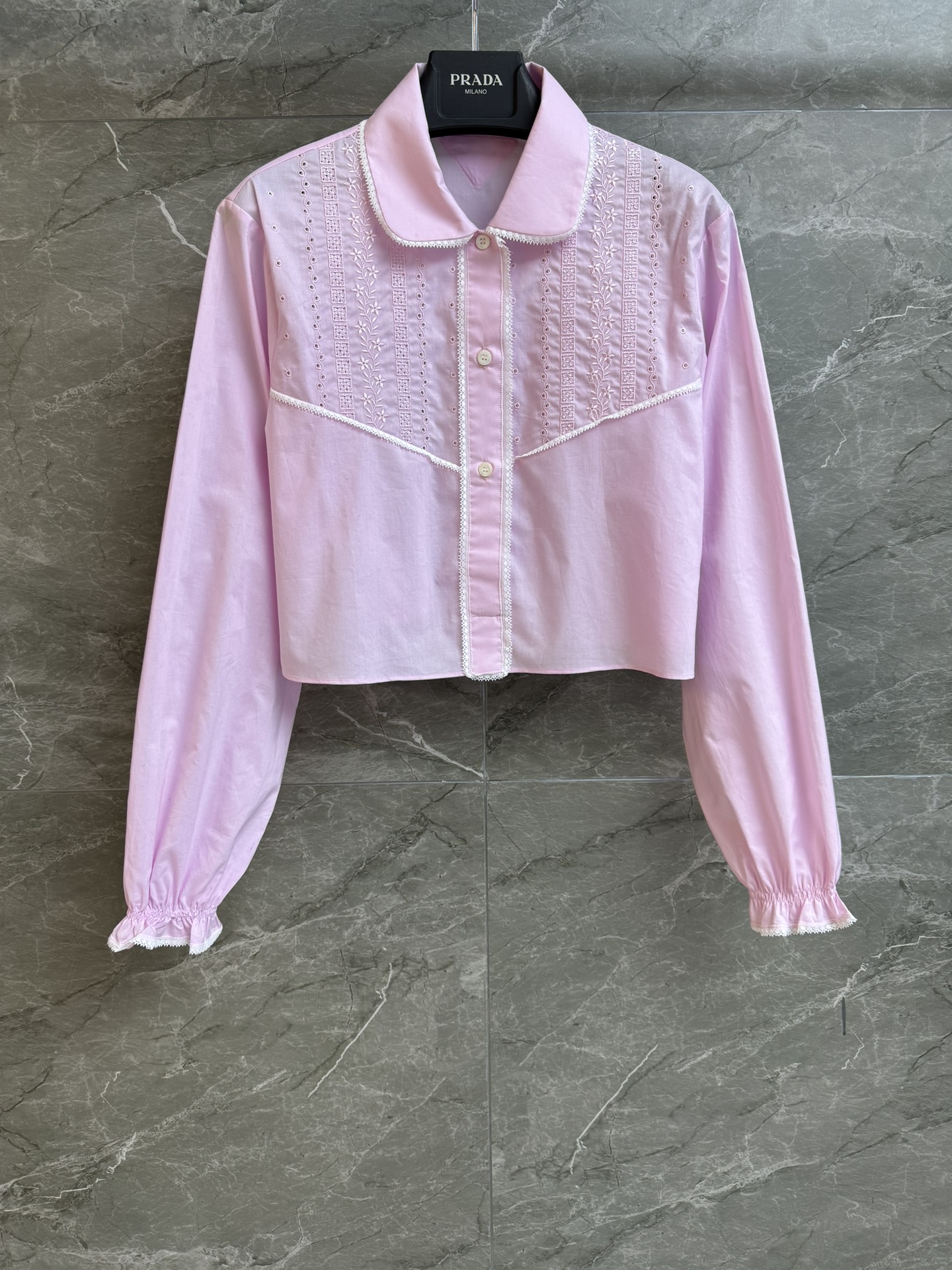 NO:333659,New spring and summer models are available. P home pink embroidered shirt. 2025 spring and summer series. Doll collar puff sleeve design. Lace lace splicing. Hollow embroidery pattern. Exquisite and fashionable age-reducing. Customized cotton fabric. Comfortable and skin-friendly. Short style. Slim and temperament on the upper body. Full trademark. Size SML,,alexander wang.19860909春夏新款上新啦 P家粉色刺绣衬衣 2025春夏系列 娃娃领泡泡袖设计 蕾丝花边拼接 镂空刺绣图案 精致时髦减龄 定制棉质面料 舒适亲肤 短款版型 上身显瘦又气质 商标齐全 尺码SML,,alexander wang,Women's clothing