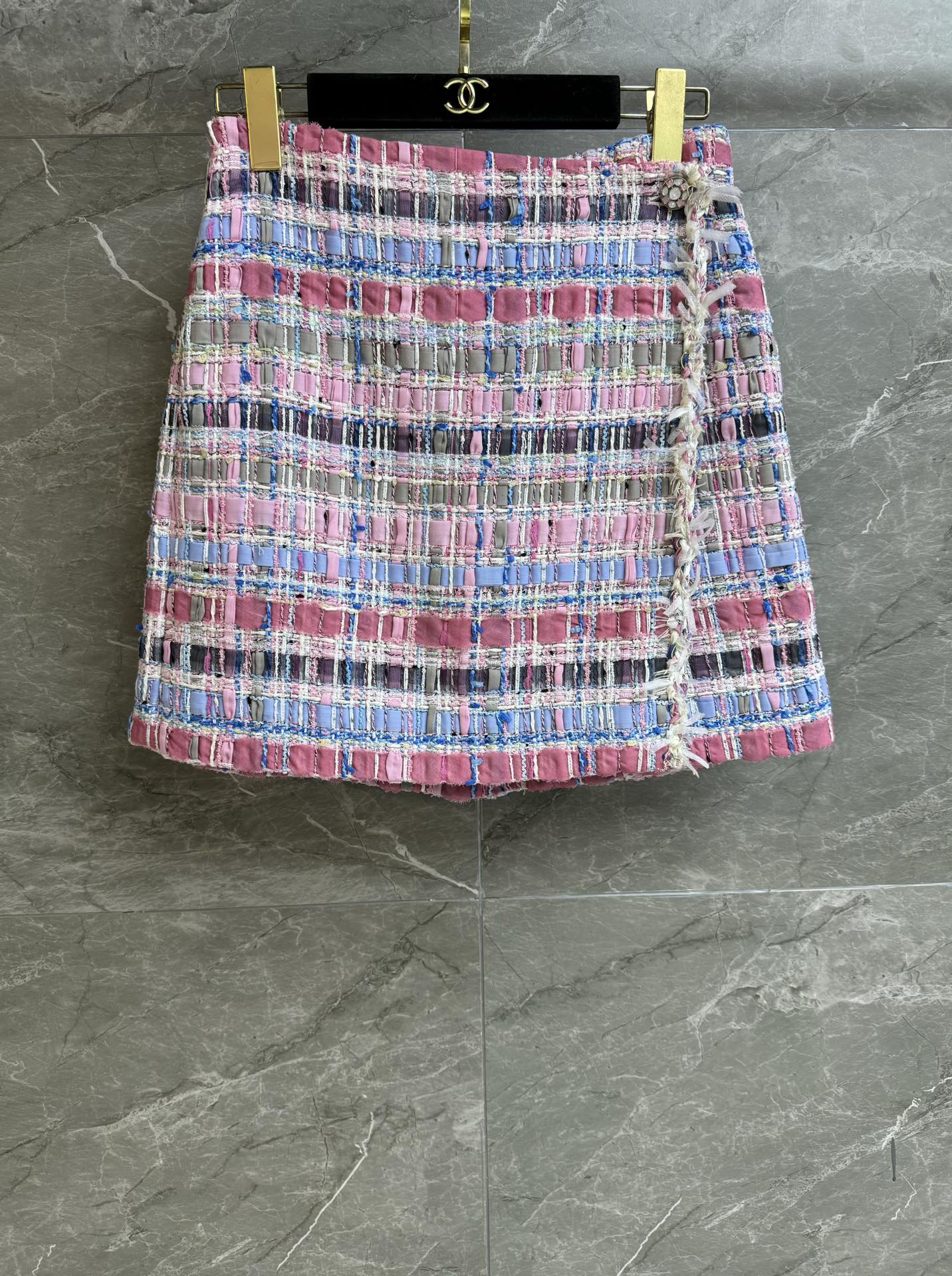 NO:335738,New summer models are available!  Xiangjia pink woven skirt 2025 spring and summer trailer series One-piece skirt design Exquisite glass button embellishment Pink color strip woven color scheme Sweet and age-reducing Custom tweed fabric Silk lining A-line skirt trouser style Slim and versatile upper body Full trademark Size SML, Chanel, skirts, real silk, alexander wang19860909夏季新款上新啦！ 香家粉色编织裙裤 2025春夏预告系列 一片式裙裤设计 精致琉璃扣点缀 粉色系彩条编织配色 甜美减龄 定制斜纹软呢面料 真丝里衬 A字裙裤版型 上身显瘦又百搭 商标齐全 尺码SML,,chanel,skirts,real silk,alexander wang,Women's clothing