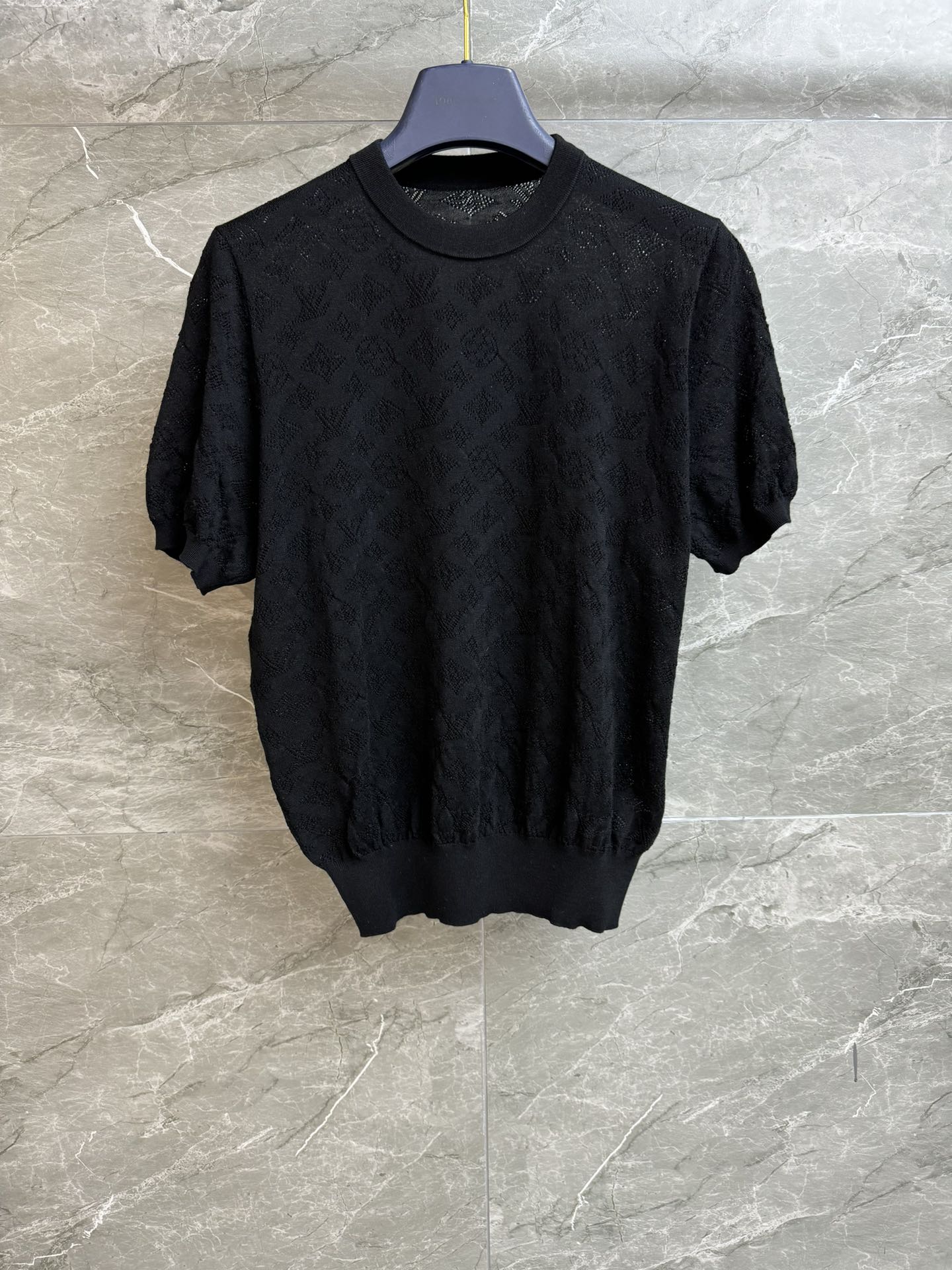 NO:333752,New summer models are available. L home hollow knitted short sleeves. Spring and summer 2025 series. Round neck ribbed neckline. Classic old-fashioned hollow pattern. Fashionable and fashionable. Wool blended knitted fabric. Skin-friendly and breathable. Normal style. Slim and temperament on the upper body. Full trademark. Size SML,,louis vuitton,T-shirt,alexander wang.19860909夏季新款上新啦 L家镂空针织短袖 2025春夏系列 圆领罗纹领口 经典老花镂空图案 时髦洋气高级 羊毛混纺针织面料 亲肤透气 正常版型 上身显瘦又气质 商标齐全 尺码SML,,louis vuitton,T-shirt,alexander wang,Women's clothing