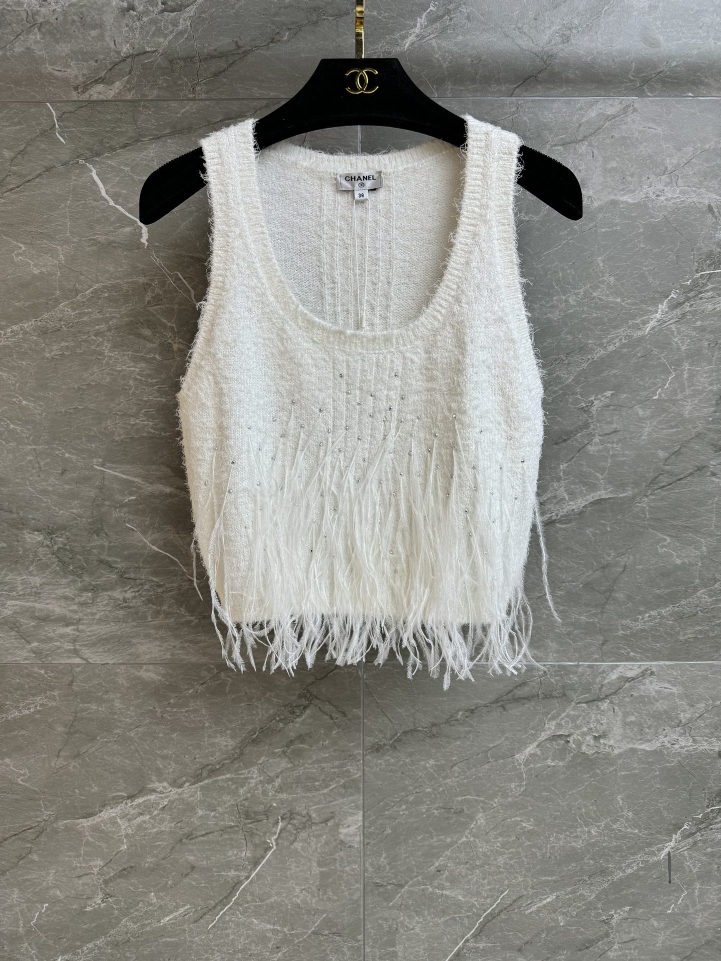 NO:332441,High-version shipped Xiangjia Rhinestone Feather Vest 2025 Spring and Summer Preview Series All-match U-neck neckline Heavy industry hot diamond ostrich feather decoration Floating and lively Fairy-like Cotton blended knitted fabric Soft and comfortable Elastic slim fitting upper body slim and temperament Complete trademarks Equipped with cloth bag Size SML, Chanel, alexander wang19860909高版本出货啦 香家水钻羽毛背心 2025春夏预告系列 百搭U领领口 重工烫钻鸵鸟羽毛装饰 飘逸灵动 仙气十足 棉质混纺针织面料 柔软舒适 弹力修身版型 上身显瘦又气质 商标齐全 配有布袋 尺码SML,,chanel,alexander wang,Women's clothing
