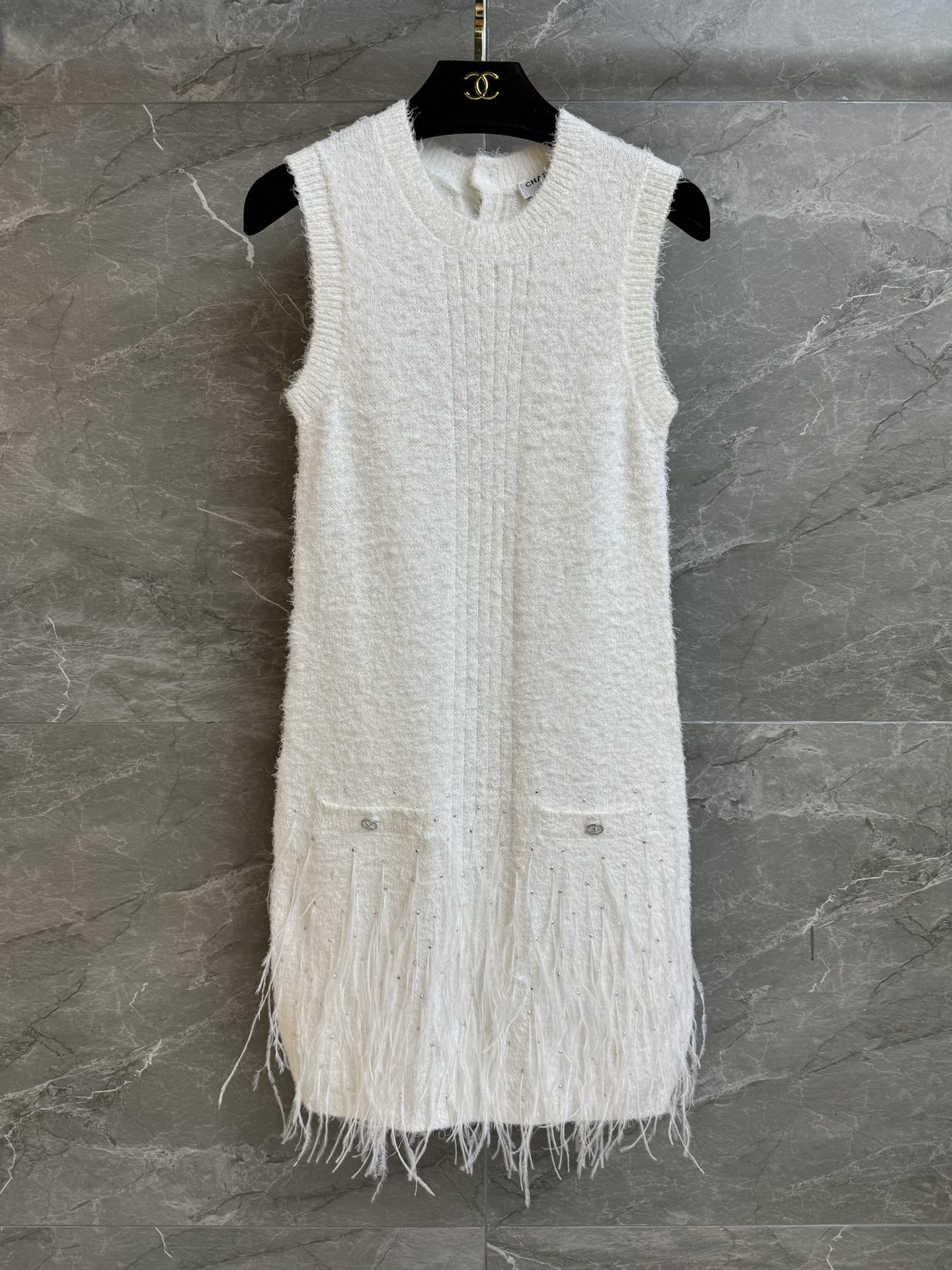 NO:332458,High-version shipped Xiangjia Rhinestone Feather Dress 2025 Spring and Summer Preview Series Round neckline design Heavy industry hot diamond ostrich feather decoration Floating and lively Fairy-like Cotton blended knitted fabric Soft and comfortable Slim fit style Slim and elegant upper body Full trademark Equipped with cloth bag Size SML, Chanel, skirts, alexander wang19860909高版本出货啦 香家水钻羽毛连衣裙 2025春夏预告系列 圆领领口设计 重工烫钻鸵鸟羽毛装饰 飘逸灵动 仙气十足 棉质混纺针织面料 柔软舒适 修身版型 上身显瘦又气质 商标齐全 配有布袋 尺码SML,,chanel,skirts,alexander wang,Women's clothing