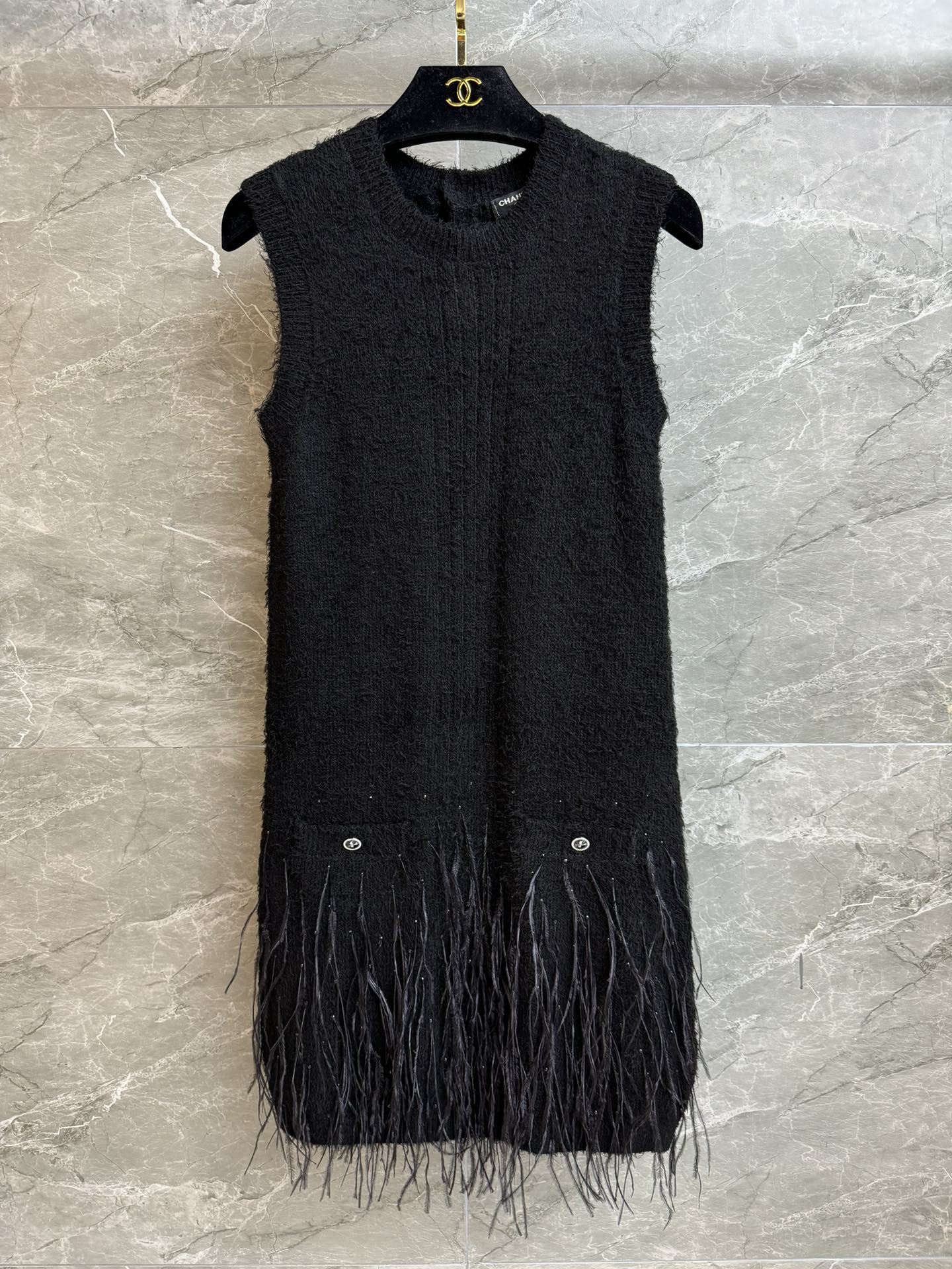 NO:332435,High-version shipped Xiangjia Rhinestone Feather Dress 2025 Spring and Summer Preview Series Round neckline design Heavy industry hot diamond ostrich feather decoration Floating and lively Fairy-like Cotton blended knitted fabric Soft and comfortable Slim fit style Slim and elegant upper body Full trademark Equipped with cloth bag Size SML, Chanel, skirts, alexander wang19860909高版本出货啦 香家水钻羽毛连衣裙 2025春夏预告系列 圆领领口设计 重工烫钻鸵鸟羽毛装饰 飘逸灵动 仙气十足 棉质混纺针织面料 柔软舒适 修身版型 上身显瘦又气质 商标齐全 配有布袋 尺码SML,,chanel,skirts,alexander wang,Women's clothing