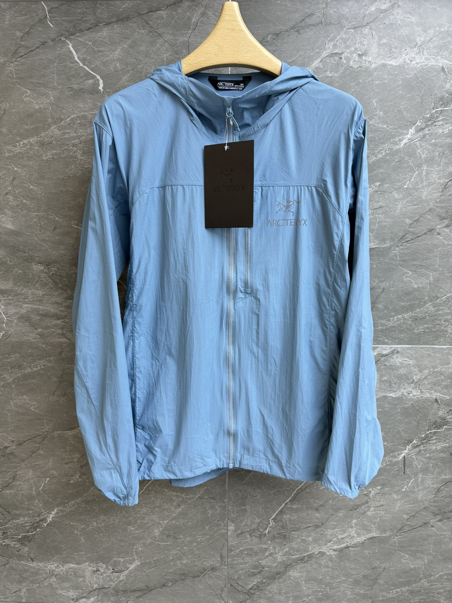 NO:334183,New spring and summer models are available. Archaeopteryx thin skin coat. Squamish Hoody series. Laser reflective printed pattern. It uses Tyono 30 nylon tear-proof fabric. Light and breathable and wear-resistant. UPF index reaches 50 . UV isolation. Effective sun protection. DWR water-resistant coating. Suitable for simple outdoor activities. Full trademark. Color blue. White. Bamboo moon blue. Green. Aether blue. Yarn brown. Size XS-XXXL. Arc'teryx. Alexander wang.19860909春夏新款上新啦 始祖鸟轻薄款皮肤衣 Squamish Hoody系列 镭射反光印花图案 采用Tyono 30尼龙防撕裂面料 轻薄透气又耐磨 UPF指数达到50  隔绝紫外线 有效防晒 DWR防泼水涂层 适用于简单的户外活动 商标齐全 颜色蓝色 白色 竹月蓝 绿色 以太蓝 纱棕色 尺码XS-XXXL,arc'teryx,alexander wang,Women's clothing