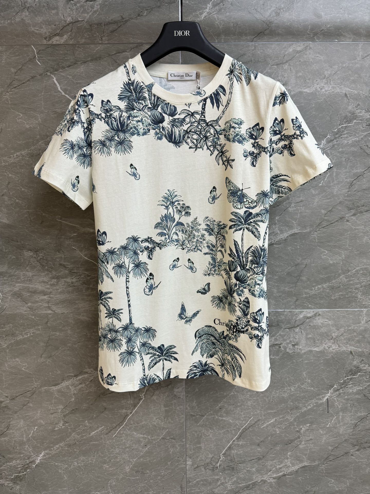 NO:331732,New summer models are available. D home jungle print T-shirt 2025 spring and summer series. Round neckline design. Vibrant jungle print pattern. Fresh and energetic color matching. Imported cotton fabric. Comfortable and breathable. Normal style. Slim and versatile upper body. Full trademark. Size SML,,dior,tees, t-shirt,alexander wang.19860909夏季新款上新啦 D家丛林印花T恤 2025春夏系列 圆领领口设计 生机勃勃的丛林印花图案 配色清新有活力 进口纯棉面料 舒适透气 正常版型 上身显瘦又百搭 商标齐全 尺码SML,,dior,tees，t-shirt,alexander wang,Women's clothing