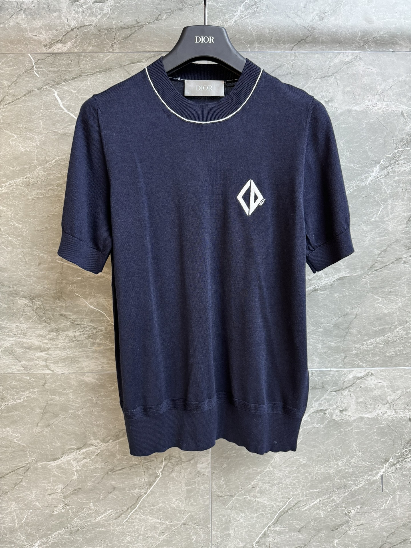 NO:331736,New models for early autumn are available. D-home diamond knitted short sleeves. 2025 early autumn series. Round neck ribbed neckline. CD diamond embroidery pattern embellishment. Simple and high-end. Cotton silk knitted fabric. Light, comfortable and breathable. Normal style. Slim and temperament on the upper body. Full trademark. Size SMLxL,,dior,T-shirt,alexander wang.19860909早秋新款上新啦 D家钻石针织短袖 2025早秋系列 圆领罗纹领口 CD钻石刺绣图案点缀 简约又高级 棉丝针织面料 轻薄舒适透气 正常版型 上身显瘦又气质 商标齐全 尺码SMLxL,,dior,T-shirt,alexander wang,Women's clothing