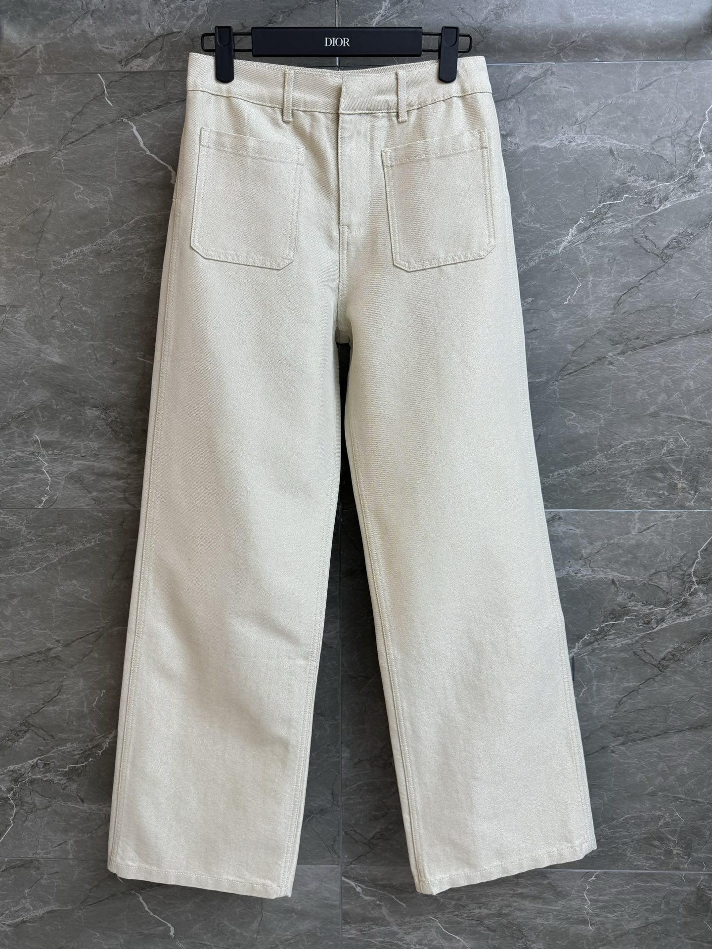 NO:331731,High-version shipped D home light gold jeans 2025 spring and summer series Invisible zipper and hook buckle opening and closing design, old-fashioned print pattern embellishment, fashionable personality, gold tone cotton denim fabric, soft and comfortable, high waist straight-leg pants, slim and versatile upper body, full trademark size SML,,dior,jeans,alexander wang19860909高版本出货啦 D家淡金色牛仔裤 2025春夏系列 隐形拉链和钩扣开合设计 内里老花印花图案点缀 时髦个性 金色调棉质牛仔面料 柔软舒适 高腰直筒裤型 上身显瘦又百搭 商标齐全 尺码SML,,dior,jeans,alexander wang,Women's clothing