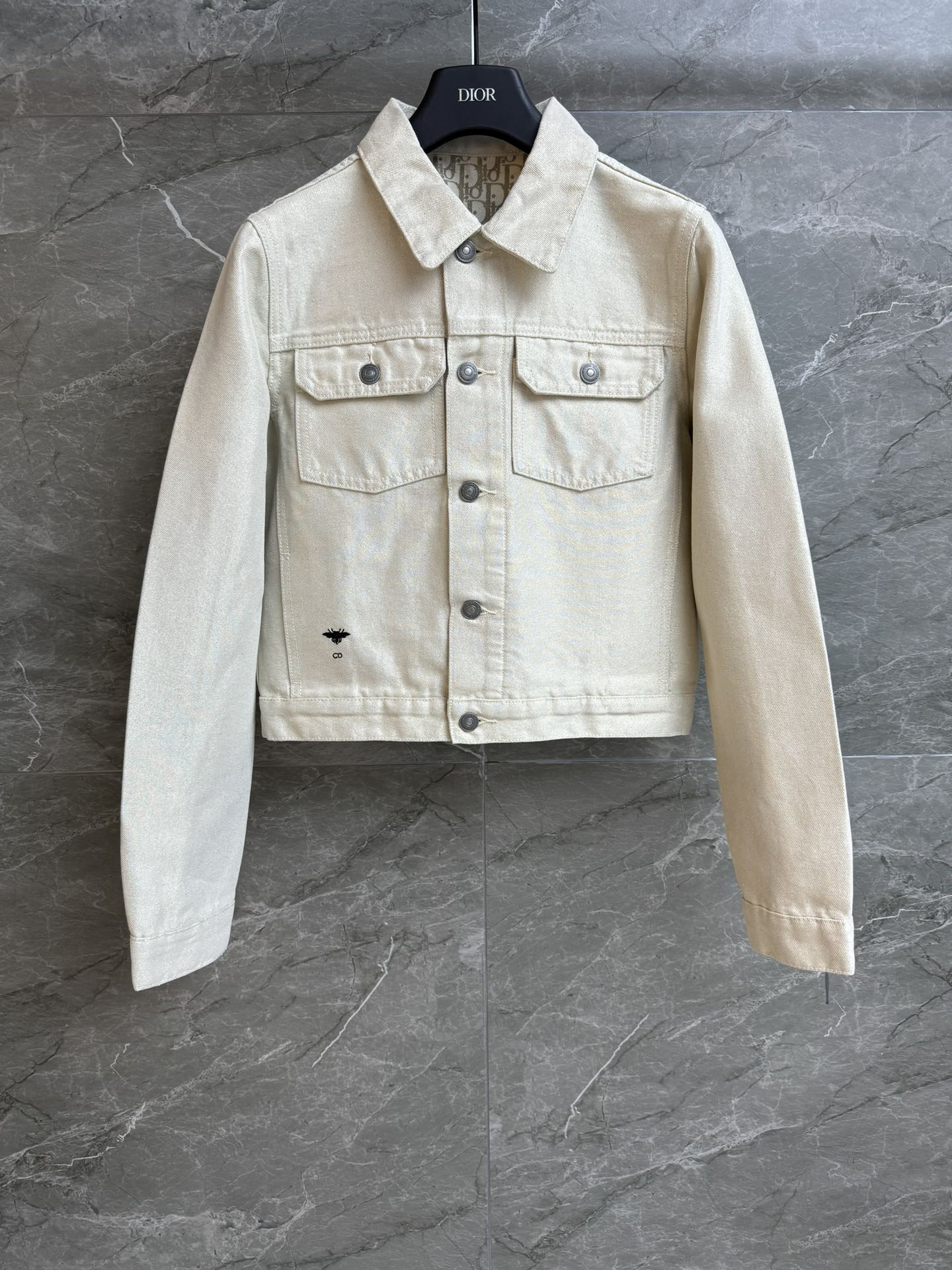 NO:331735,High-end version is shipped. D home light gold denim jacket. Spring and summer series. Single-breasted lapel design. Pretty floral print pattern embellishment. Fashionable personality. Gold tone cotton denim fabric. Soft and comfortable. Slim fit. Slim and temperament. Full trademark. Size SML,,dior, jackets & coats,alexander wang.19860909高版本出货啦 D家淡金色牛仔外套 2025春夏系列 翻领单排扣设计 内里老花印花图案点缀 时髦个性 金色调棉质牛仔面料 柔软舒适 修身版型 上身显瘦又气质 商标齐全 尺码SML,,dior,jackets & coats,alexander wang,Women's clothing