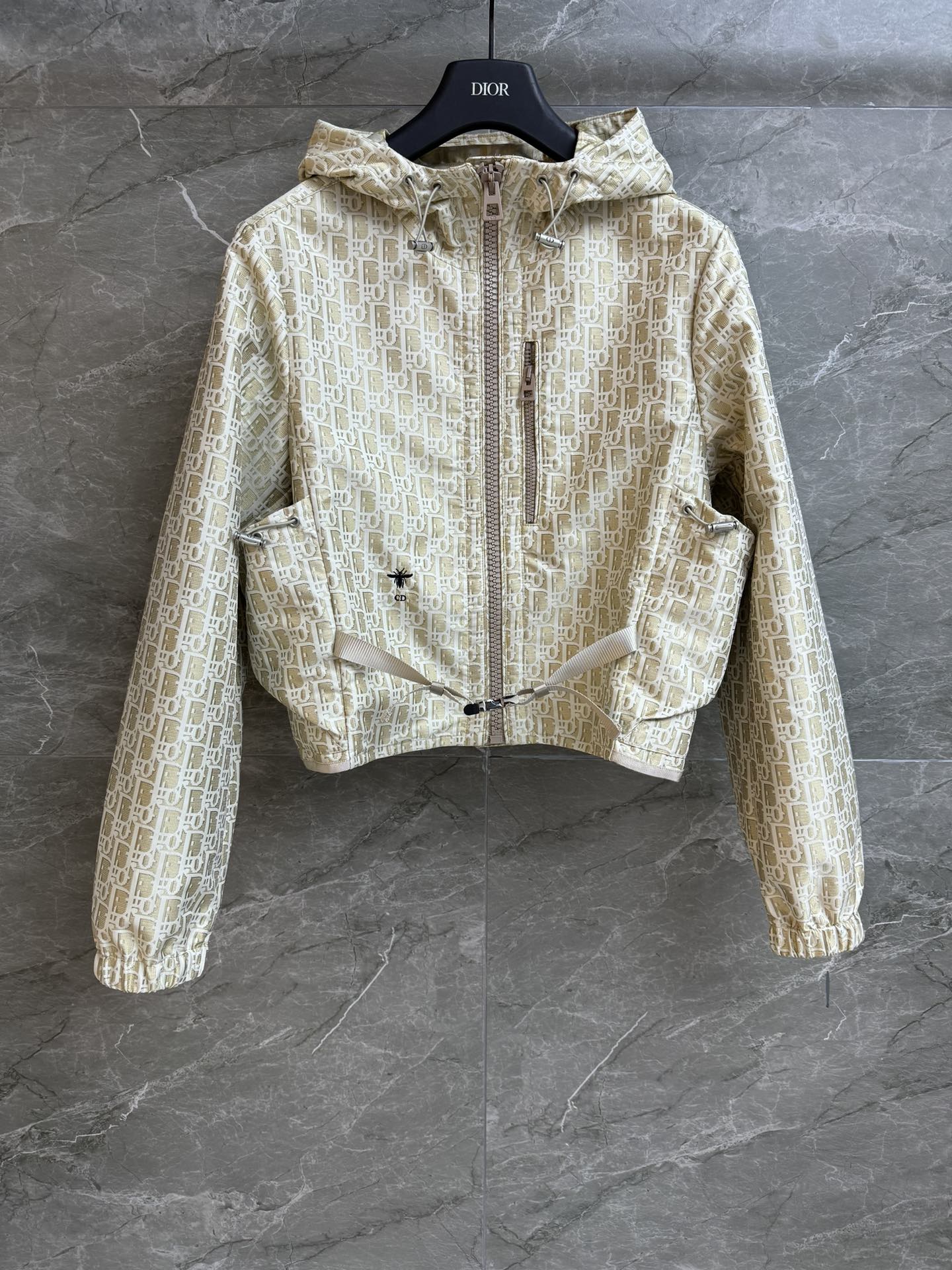 NO:331737,New spring and summer models are available. D home presbyopia hooded short jacket 2025 spring and summer series. Hooded double pockets. Integrated belt design. Classic presbyopia jacquard pattern. New color scheme. Customized taffeta jacquard fabric. Short style. Fashionable and versatile upper body. Full trademark. Size SML,,dior,jackets & coats,hats,alexander wang.19860909春夏新款上新啦 D家老花连帽短外套 2025春夏系列 连帽双口袋 一体式腰带设计 经典老花提花图案 新配色温柔高级 定制塔夫绸提花面料 短款版型 上身时髦百搭 商标齐全 尺码SML,,dior,jackets & coats,hats,alexander wang,Women's clothing