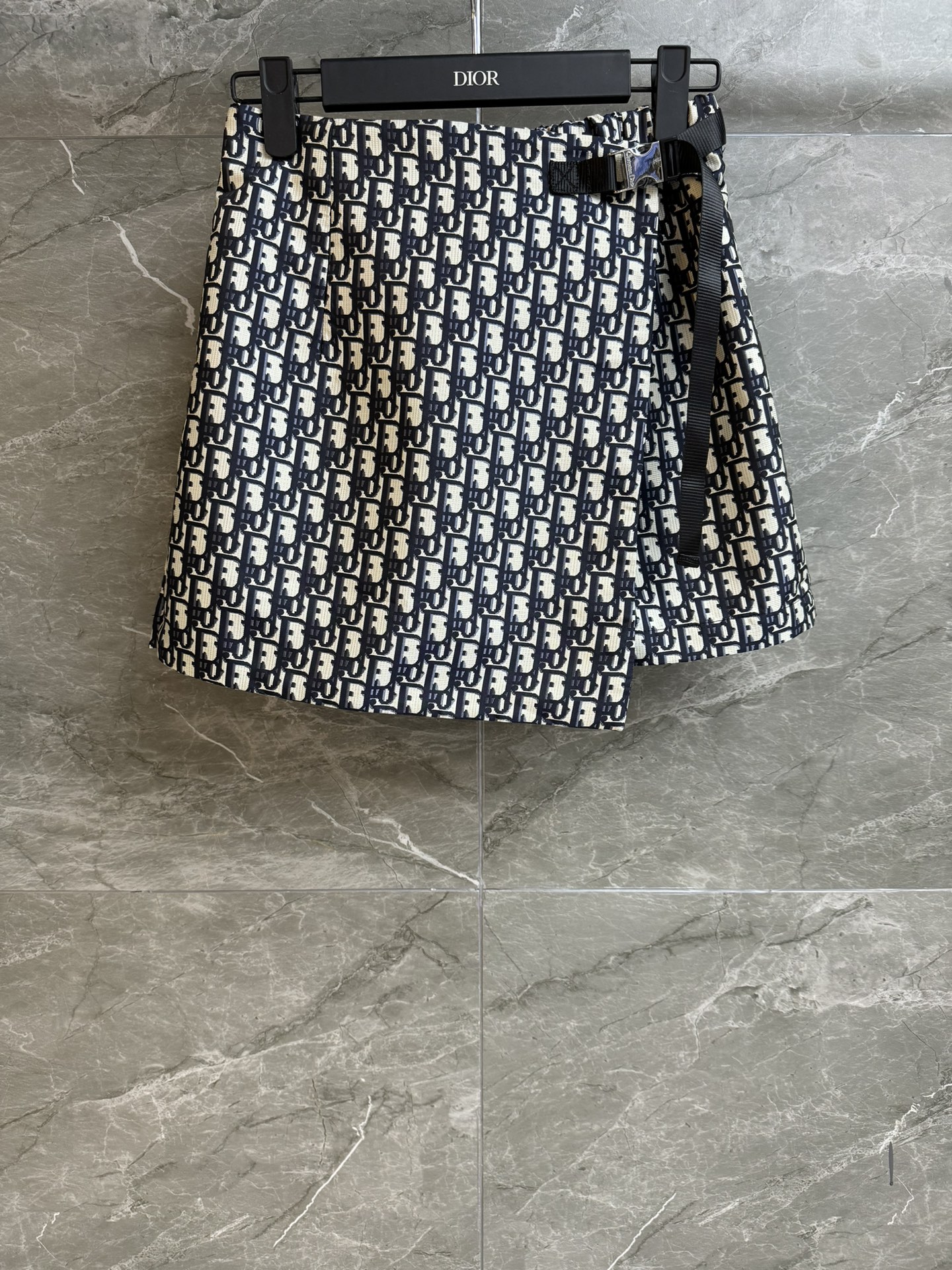 NO:331741,New spring and summer models are shipped. D home presbyopia jacquard skirts 2025 spring and summer series. One-piece skirts and pants tailoring. Metal buckles at waist. Rear elastic waist design. Classic presbyopia pattern. Gentle and high-end color. Customized taffeta technology jacquard fabric. Straight and stylish. A-line skirts and pants style. The upper body looks slim and fashionable. Full trademark. Size SML,,dior, skirts,alexander wang.19860909春夏新款出货啦 D家老花提花裙裤 2025春夏系列 一片式裙裤剪裁 腰间金属搭扣装饰 后松紧腰设计 采用经典老花图案 配色温柔高级 定制塔夫绸科技提花面料 挺阔有型 A字裙裤版型 上身显瘦又时髦 商标齐全 尺码SML,,dior,skirts,alexander wang,Women's clothing