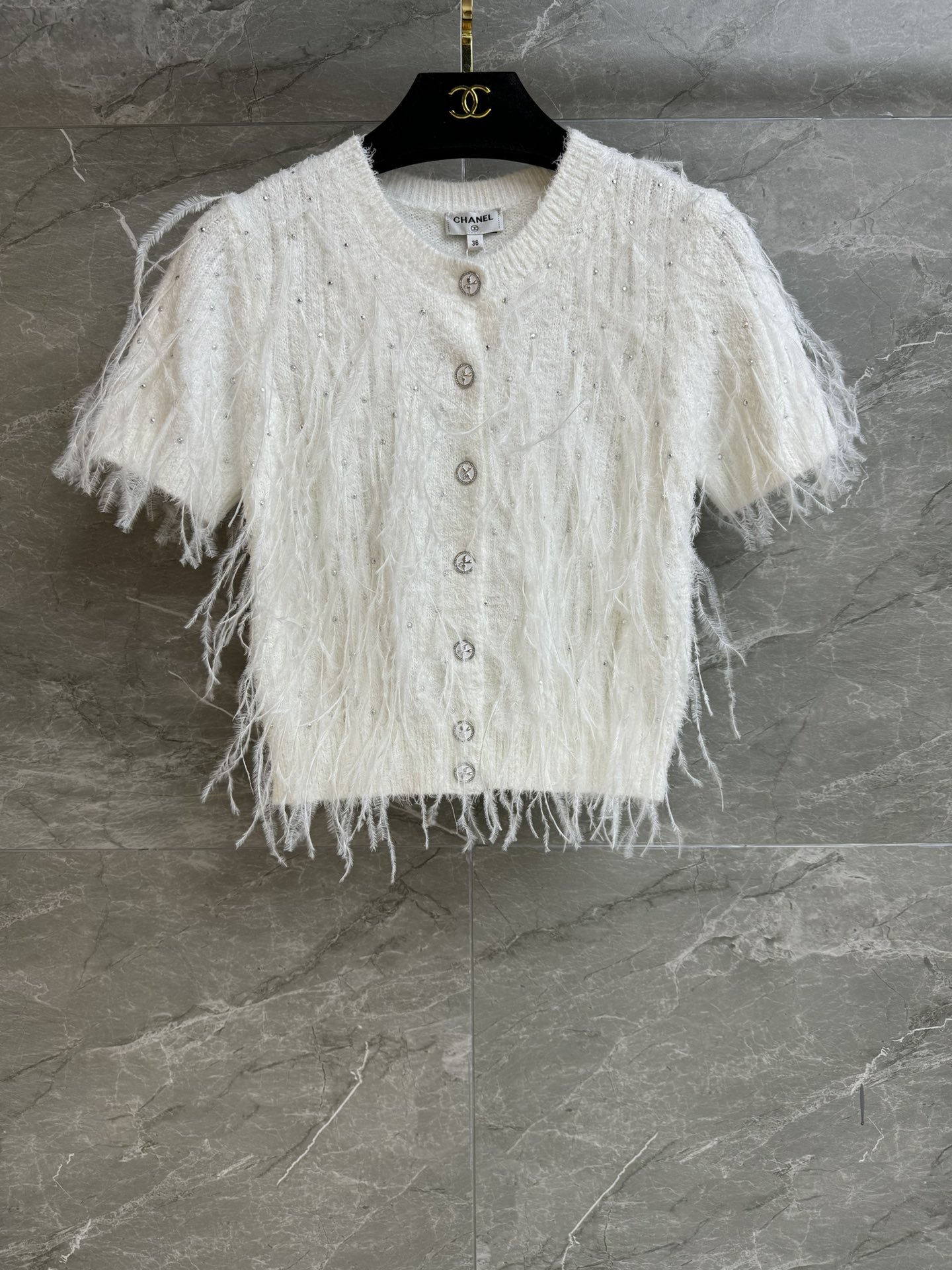 NO:332447,High-version shipped Xiangjia Rhinestone Feather Cardigan 2025 Spring and Summer Preview Series Round neck single-breasted design Crystal hot diamond embellishment Ostrich feather decoration Floating and lively Fairy-like Cotton blended knitted fabric Soft and comfortable Slim fit style Slim and elegant upper body Full trademark Equipped with cloth bag Size SML, Chanel, alexander wang19860909高版本出货啦 香家水钻羽毛开衫 2025春夏预告系列 圆领单排扣设计 水晶烫钻点缀 鸵鸟羽毛装饰 飘逸灵动 仙气十足 棉质混纺针织面料 柔软舒适 修身版型 上身显瘦又气质 商标齐全 配有布袋 尺码SML,,chanel,alexander wang,Women's clothing