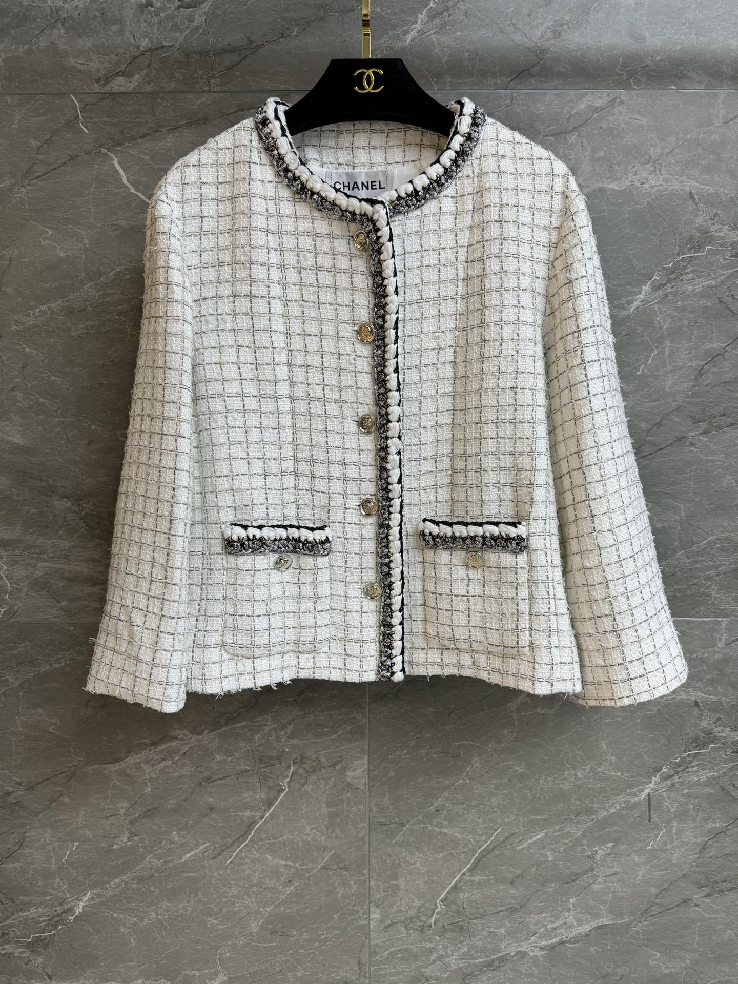 NO:332808,New spring and summer models are available!  Xiangjia plaid cloak jacket 2025 spring and summer trailer series Round neck and 7-quarter sleeve design Hand-woven bright silk piping webbing Black and white plaid color matching Full of high-end feel Custom tweed fabric Silk lining Light and comfortable Short silhouette style The upper body looks slim and temperament Full of aura Customized hardware accessories Size SML, Chanel, Jackets & coats, real silk, alexander wang19860909春夏新款上新啦！ 香家格子斗篷外套 2025春夏预告系列 圆领七分袖设计 手工编织亮丝滚边织带 黑白格纹配色 满满高级感 定制斜纹软呢面料 真丝里衬 轻薄舒适 短款廓形版型 上身显瘦又气质 气场十足 定制五金配件齐全 尺码SML,,chanel,jackets & coats,real silk,alexander wang,Women's clothing