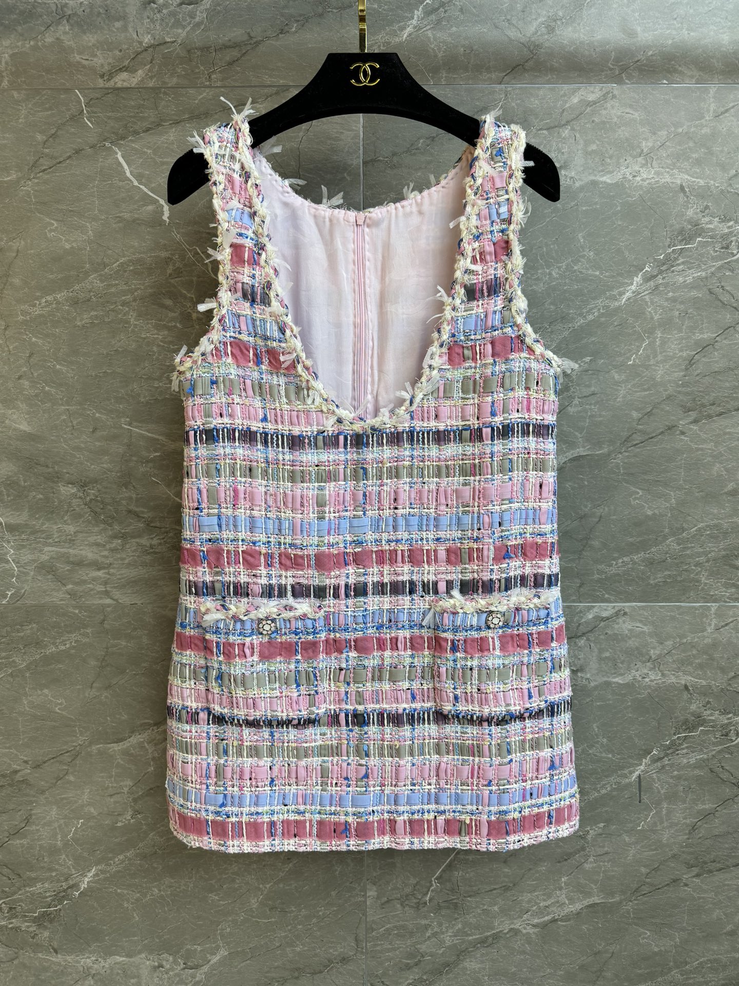 NO:332802,New summer models are available!  Xiangjia pink woven vest skirt 2025 spring and summer trailer series Temperament V-neck design Exquisite glazed buckle embellishment Pink color strip woven color scheme Sweet and age-reducing Custom tweed fabric Silk lining Slim fit style Top body looks slim and temperament Full trademark size SML, Chanel, skirts, real silk, alexander wang19860909夏季新款上新啦！ 香家粉色编织背心裙 2025春夏预告系列 气质V领设计 精致琉璃扣点缀 粉色系彩条编织配色 甜美减龄 定制斜纹软呢面料 真丝里衬 修身版型 上身显瘦又气质 商标齐全 尺码SML,,chanel,skirts,real silk,alexander wang,Women's clothing