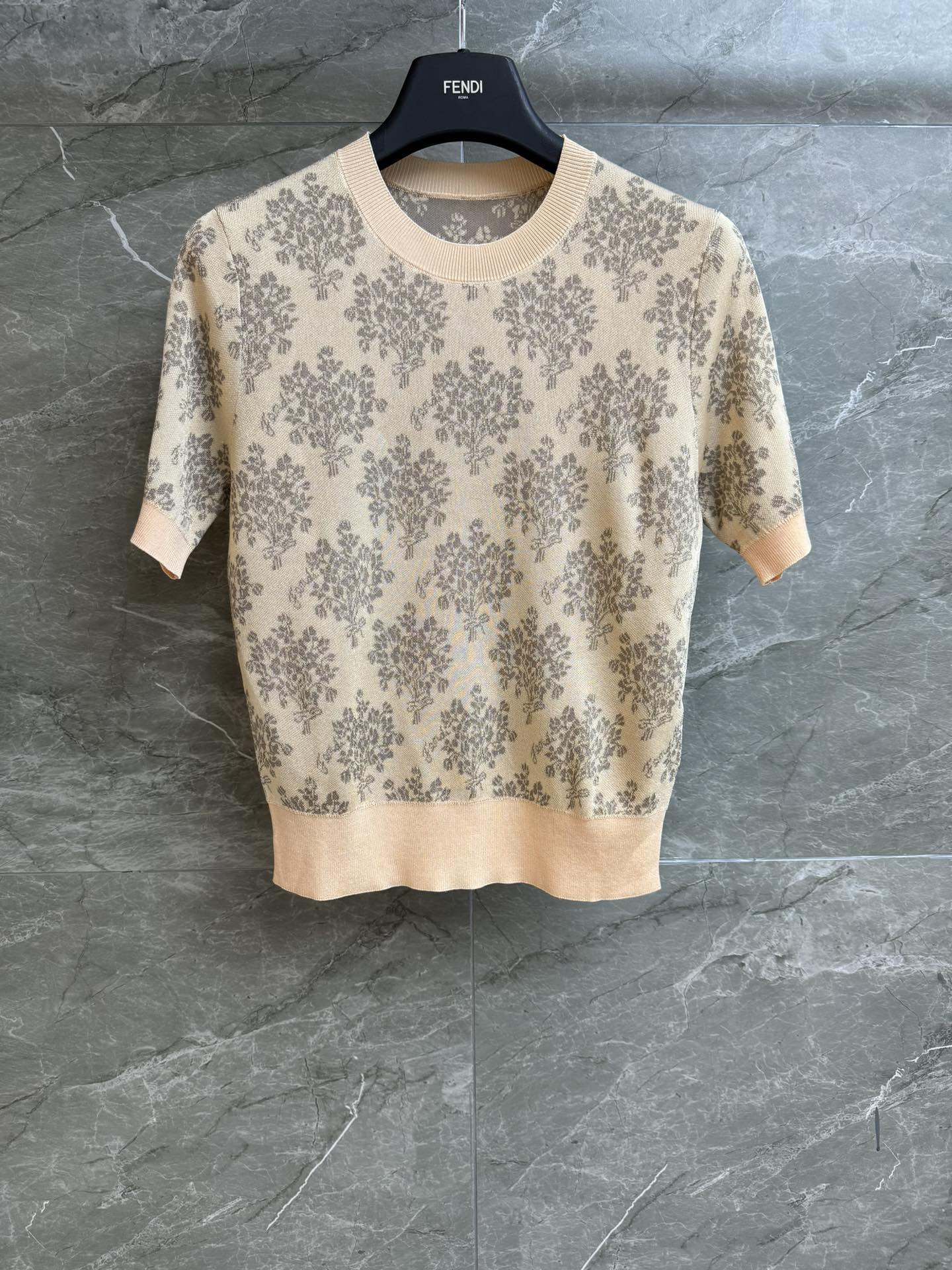 NO:332456,New spring and summer models are shipped FD floral jacquard short sleeves 2025 spring and summer series round neck ribbed neckline retro floral jacquard pattern gentle and high-end color custom knitted fabric cool comfortable and breathable Short style upper body slim and versatile trademark full size SML, T-shirt, alexander wang19860909春夏新款出货啦 FD花卉提花短袖 2025春夏系列 圆领罗纹领口 复古花卉提花图案 配色温柔高级 定制针织面料 清凉舒适透气 短款版型 上身显瘦又百搭 商标齐全 尺码SML,,T-shirt,alexander wang,Women's clothing