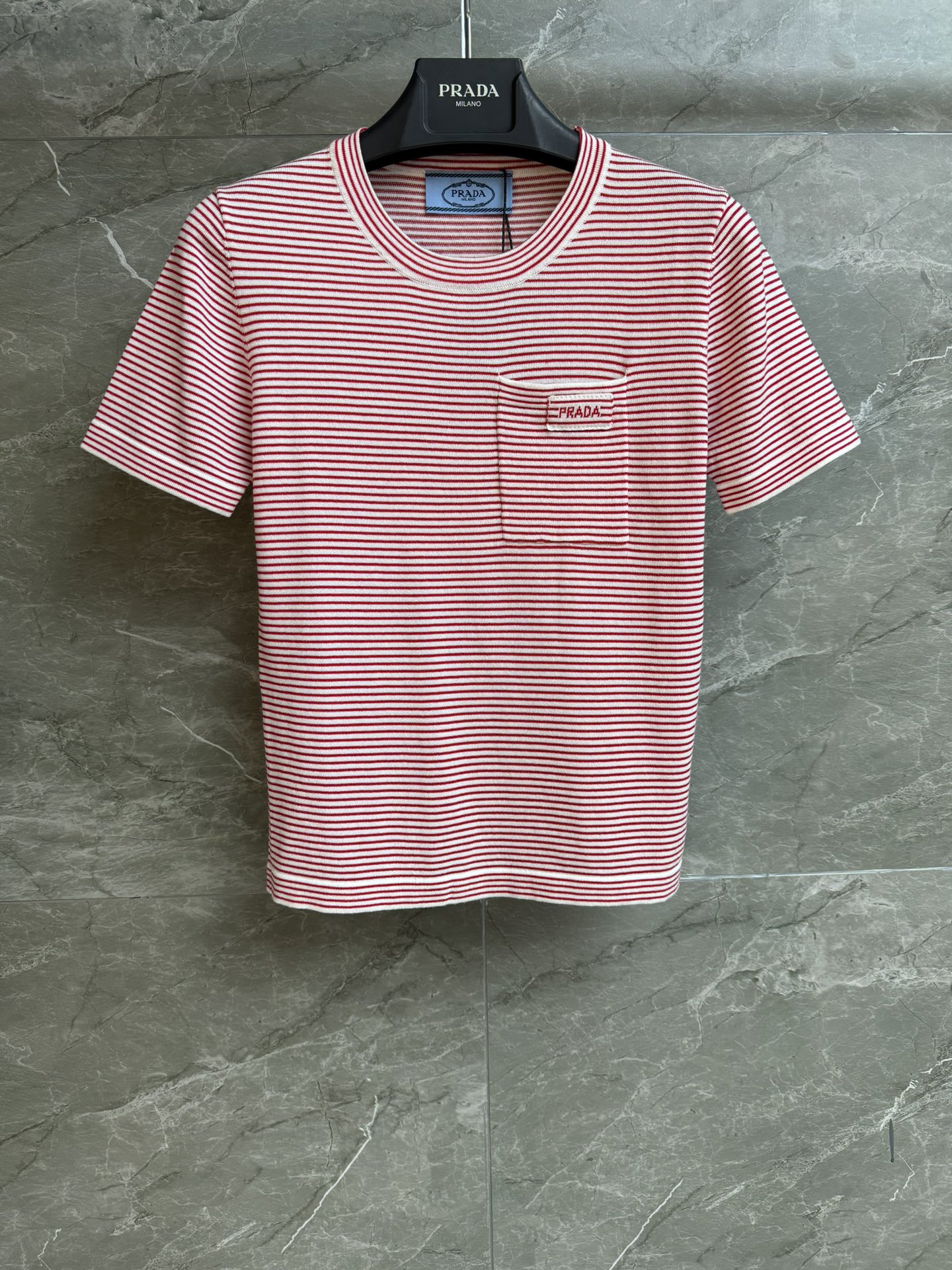 NO:333671,New summer models are shipped. P home red striped short sleeves. 2025 summer series. Round neckline design. Pocket embroidery. Red and white striped color scheme. Sweet and age-reducing. Cotton knitted fabric. Comfortable and skin-friendly. Elastic slim fit. Upper body looks slim and versatile. Full trademark. Size sml, T-shirt, alexander wang.19860909夏季新款出货啦 P家红色条纹短袖 2025夏季系列 圆领领口设计 口袋饰有logo刺绣 红白条纹配色 甜美减龄 棉质针织面料 舒适亲肤 弹力修身版型 上身显瘦又百搭 商标齐全 尺码sml,,T-shirt,alexander wang,Women's clothing