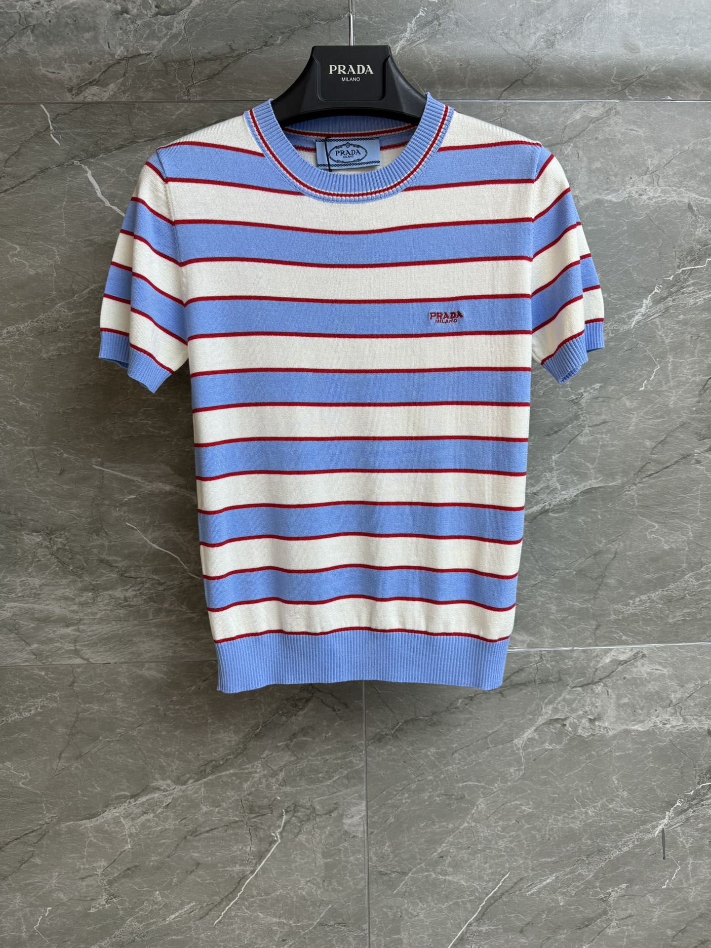 NO:333674,New summer models are available!  P home striped knitted short sleeves 2025 spring and summer series round neck ribbed neckline letter logo embroidery embellishment blue and white stripes contrasting color age-reducing fashionable and atmospheric Cotton knitted fabric comfortable and skin-friendly slim fit style upper body slim and versatile trademarks complete size SML, T-shirt, alexander wang19860909夏季新款上新啦！ P家条纹针织短袖 2025春夏系列 圆领罗纹领口 字母logo刺绣点缀 蓝白条纹撞色 减龄时髦大气 棉质针织面料 舒适亲肤 修身版型 上身显瘦又百搭 商标齐全 尺码SML,,T-shirt,alexander wang,Women's clothing