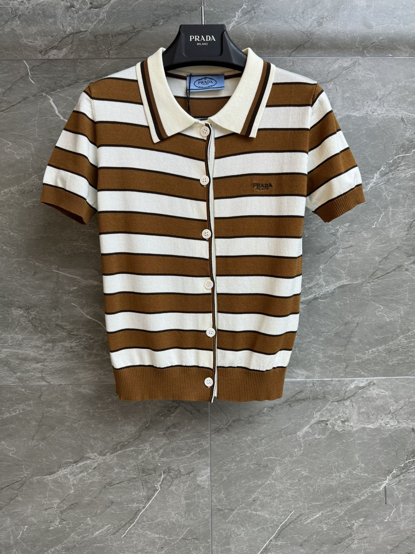 NO:333668,New summer models are available. P home contrasting striped polo shirt 2025 spring and summer series. Classic polo neckline. Letter logo embroidery pattern embellishment. Striped color retro high-end. Cotton knitted fabric. Comfortable and breathable. Elastic slim fit. The upper body looks slim and versatile. Full trademark. Size SML,,alexander wang.19860909夏季新款上新啦 P家撞色条纹polo衫 2025春夏系列 经典polo领口 字母logo刺绣图案点缀 条纹配色复古高级 棉质针织面料 舒适透气 弹力修身版型 上身显瘦又百搭 商标齐全 尺码SML,,alexander wang,Women's clothing