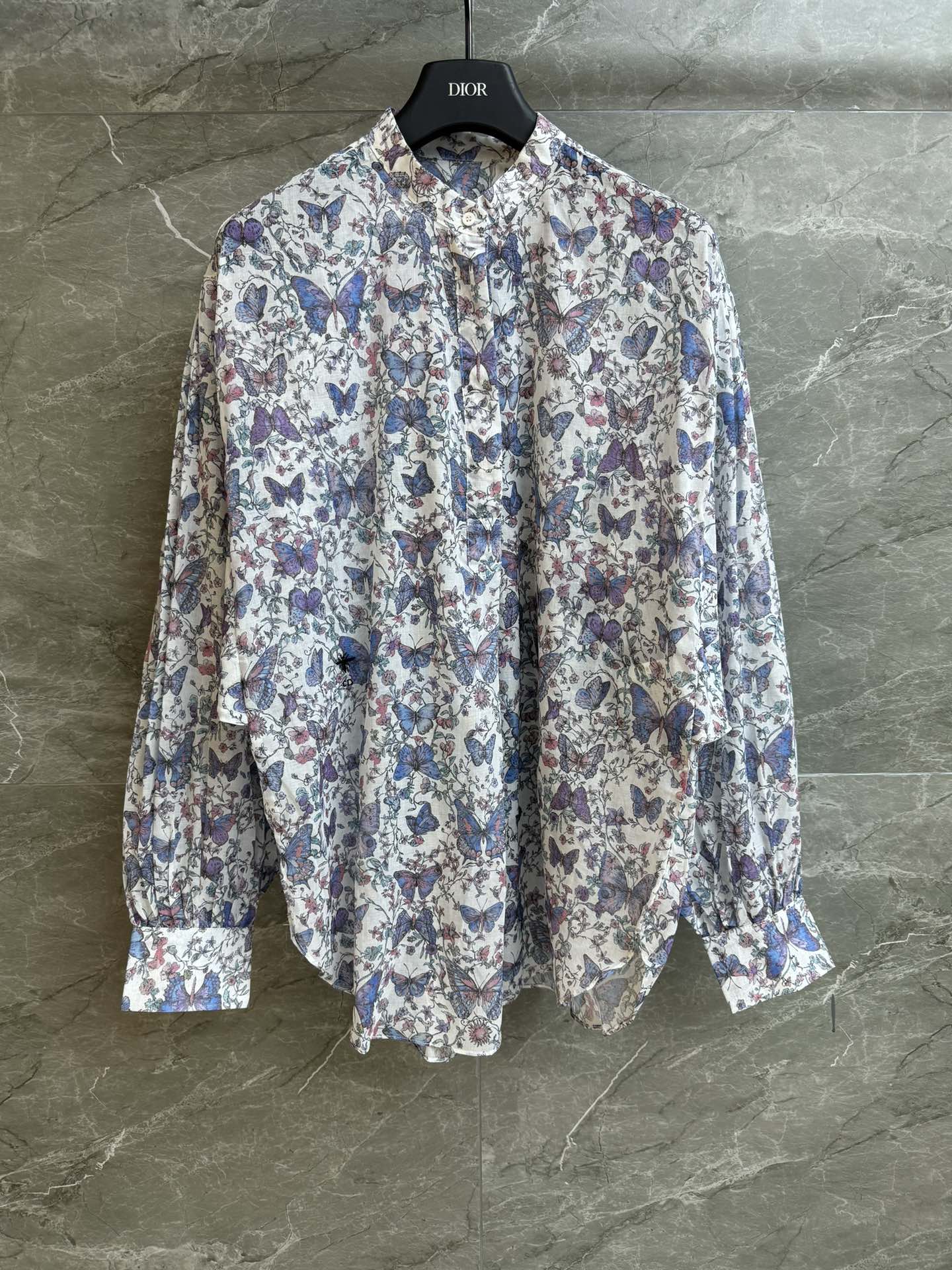 NO:332433,New spring and summer models are shipped. D home butterfly printed shirt. 2025 spring and summer series. Standing collar bat sleeve design. Fantastic butterfly floral print pattern. Elegant and romantic. Customized cotton and linen material. Light, comfortable and breathable. Loose style. Slim and temperament on the upper body. Full trademark. Size SML,,dior,alexander wang.19860909春夏新款出货啦 D家蝴蝶印花衬衣 2025春夏系列 立领蝙蝠袖设计 梦幻蝴蝶花卉印花图案 优雅浪漫 定制棉麻材质 轻薄舒适透气 宽松版型 上身显瘦又气质 商标齐全 尺码SML,,dior,alexander wang,Women's clothing