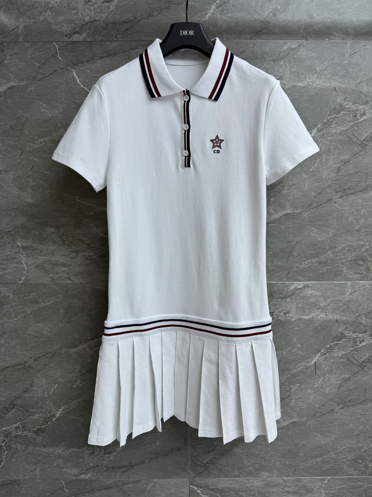 NO:332894,New summer style is available. D home striped pleated Polo skirt 2025 tennis series. Classic polo neckline. Hem pleated design. Chest CD star embroidery pattern embellishment. Fashionable and fashionable. Cotton blended knitted fabric. Straight fit. Top body casual temperament. Full trademark. Size SML,,dior, skirts,alexander wang.19860909夏季新款上新啦 D家条纹百褶Polo裙 2025网球系列 经典polo领口 下摆压褶设计 胸前CD星星刺绣图案点缀 时髦洋气高级 棉质混纺针织面料 直筒版型 上身休闲气质 商标齐全 尺码SML,,dior,skirts,alexander wang,Women's clothing