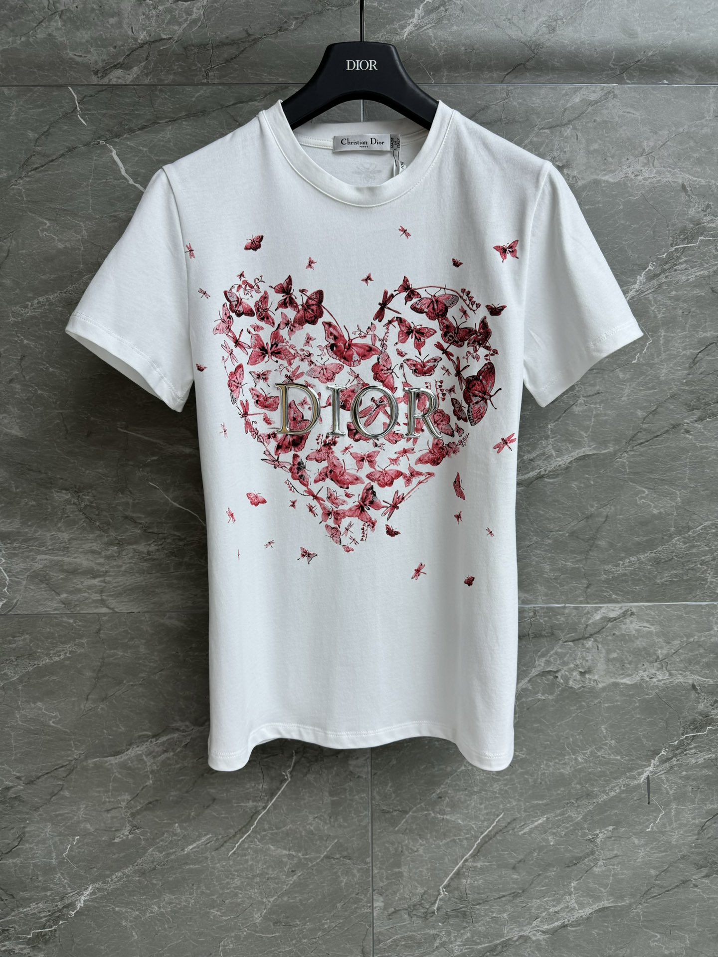 NO:332897,New summer models are shipped. D home butterfly love T-shirt. 2025 summer series. Versatile round neckline. Love butterfly printed pattern. Three-dimensional logo embellishment. Exquisite and fashionable age-reducing. Imported pure cotton fabric. Comfortable and breathable. Normal style. Slim and temperament on the upper body. Full trademark. Size SML,,dior,tees, t-shirt,alexander wang.19860909夏季新款出货啦 D家蝴蝶爱心T恤 2025夏季系列 百搭圆领领口 爱心蝴蝶印花图案 立体logo点缀 精致时髦减龄 进口纯棉面料 舒适透气 正常版型 上身显瘦又气质 商标齐全 尺码SML,,dior,tees，t-shirt,alexander wang,Women's clothing