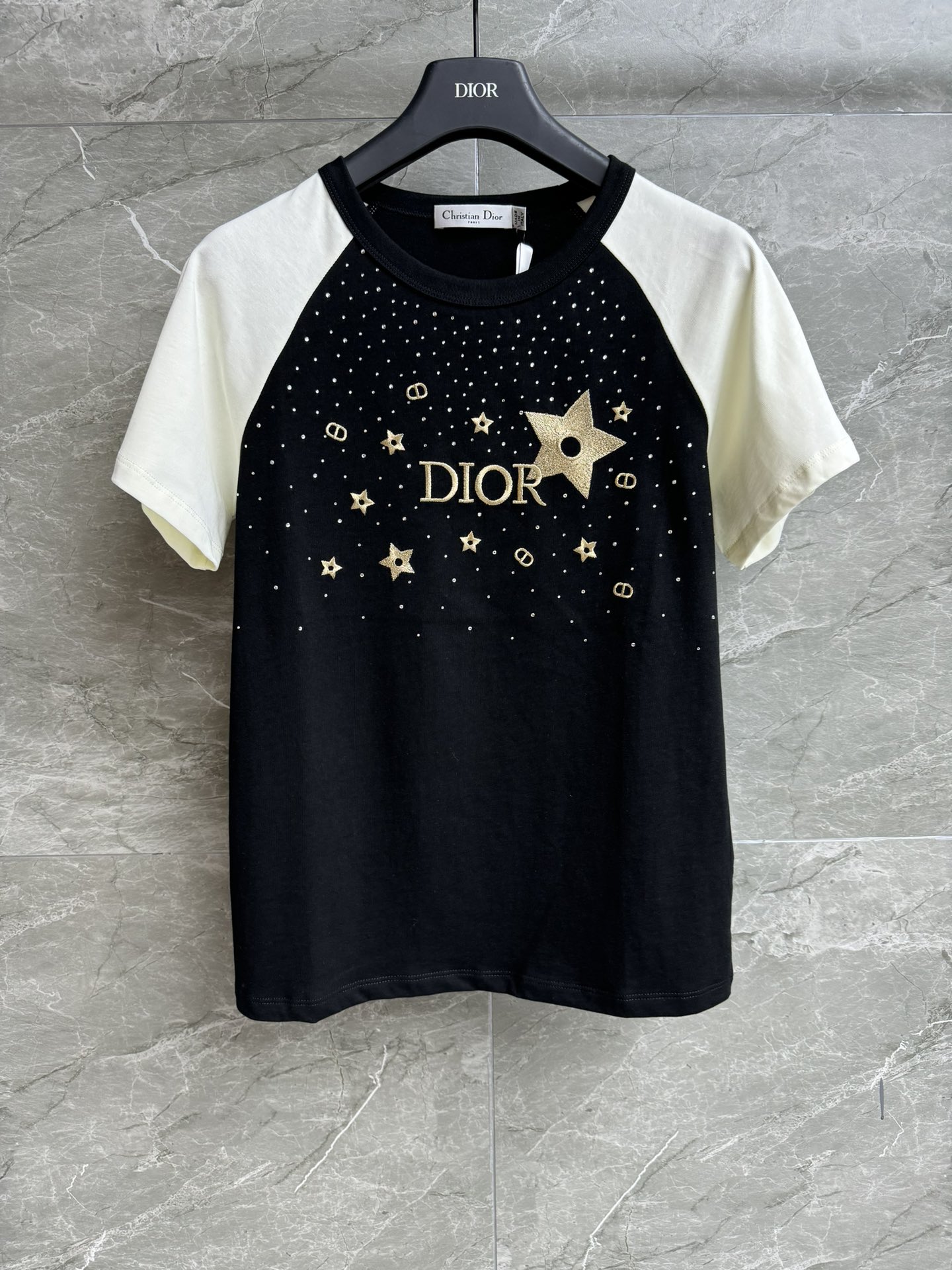 NO:332899,New summer models are available. D-home Star logo embroidery T-shirt 2025 summer series. Round neck rattle sleeve design. Gold-line star logo embroidery pattern. Heavy industry hot diamond embellishment. Exquisite and fashionable age-reducing. Customized pure cotton material. Skin-friendly and breathable. Normal style. The upper body looks slim and versatile. Full trademark. Size SML,,dior,tees, t-shirt,alexander wang.19860909夏季新款上新啦 D家星星logo刺绣T恤 2025夏季系列 圆领插肩袖设计 金线星星logo刺绣图案 重工烫钻点缀 精致时髦减龄 定制纯棉材质 亲肤透气 正常版型 上身显瘦又百搭 商标齐全 尺码SML,,dior,tees，t-shirt,alexander wang,Women's clothing