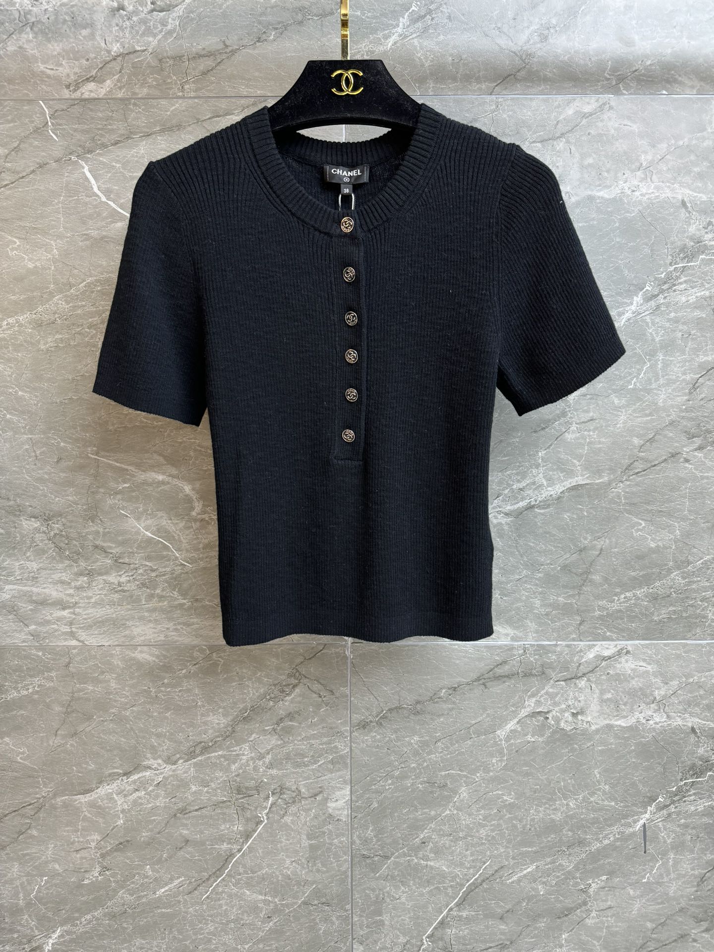 NO:333663,New summer models are available. Xiangjia button knitted short sleeves. 2025 beach series. Round neck ribbed neckline. Coco double C button decoration embellishment. Clean and refreshing. Custom knitted fabric. Comfortable and breathable. Elastic slim fit. The upper body looks slim and temperament. Full trademark. Size sml, chanel, T-shirt, alexander wang.19860909夏季新款上新啦 香家纽扣针织短袖 2025沙滩系列 圆领罗纹领口 Coco双C纽扣装饰点缀 干净清爽高级 定制针织面料 舒适透气 弹力修身版型 上身显瘦又气质 商标齐全 尺码sml,,chanel,T-shirt,alexander wang,Women's clothing