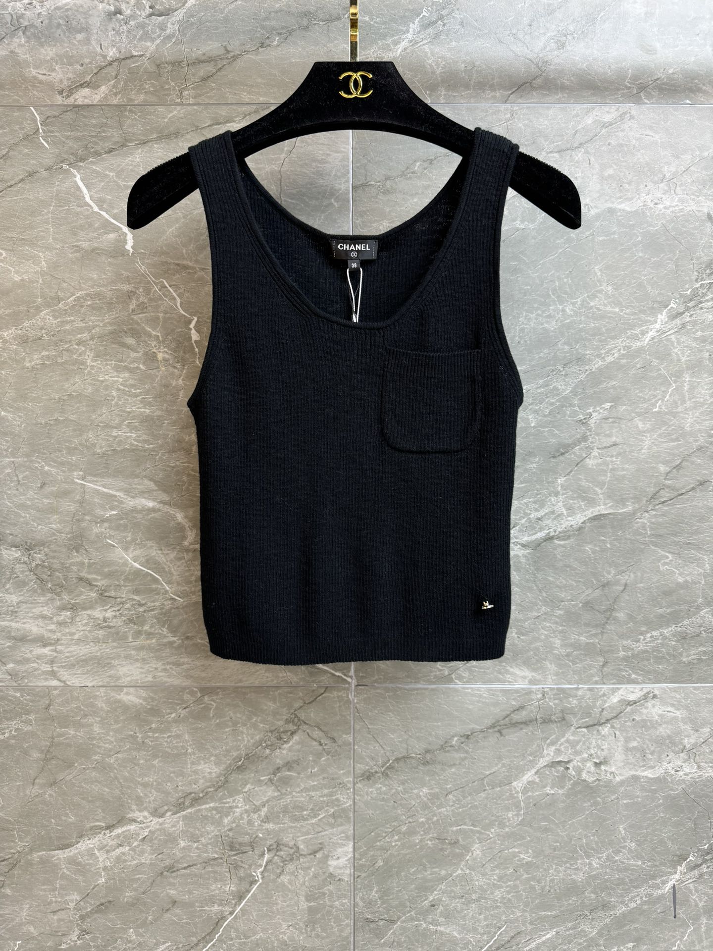 NO:333660,New summer models are available. Xiangjia Pocket Knitted Vest 2025 Beach Series. Versatile U-shaped neckline. Applied pocket design. Coco double C logo embellishment. Age-reducing fashionable. Custom knitted fabric. Comfortable and breathable. Elastic slim fit. The upper body looks slim and versatile. Full trademark. Size sml, chanel, alexander wang.19860909夏季新款上新啦 香家口袋针织背心 2025沙滩系列 百搭U字领领口 贴布口袋设计 Coco双C徽标点缀 减龄时髦 定制针织面料 舒适透气 弹力修身版型 上身显瘦又百搭 商标齐全 尺码sml,,chanel,alexander wang,Women's clothing