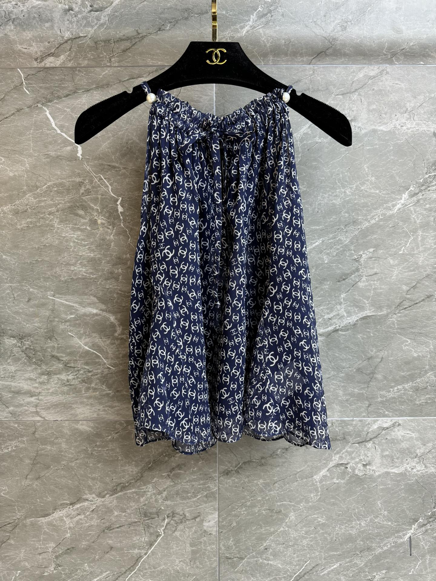 NO:332901,New summer models are available. Xiangjiaman logo silk suspender 2025 beach series. Pearl halter neck tie design. Full logo double C printed pattern. Exquisite and elegant. Double layer silk fabric. Light, comfortable and skin-friendly. Super texture. Loose style. Slim and temperament on the upper body. Full trademark. Size SML, chanel, real silk, alexander wang.19860909夏季新款上新啦 香家满logo真丝吊带 2025沙滩系列 珍珠挂脖系带设计 满logo双C印花图案 精致优雅高级 双层真丝面料 轻薄舒适亲肤 超有质感 宽松版型 上身显瘦又气质 商标齐全 尺码SML,,chanel,real silk,alexander wang,Women's clothing