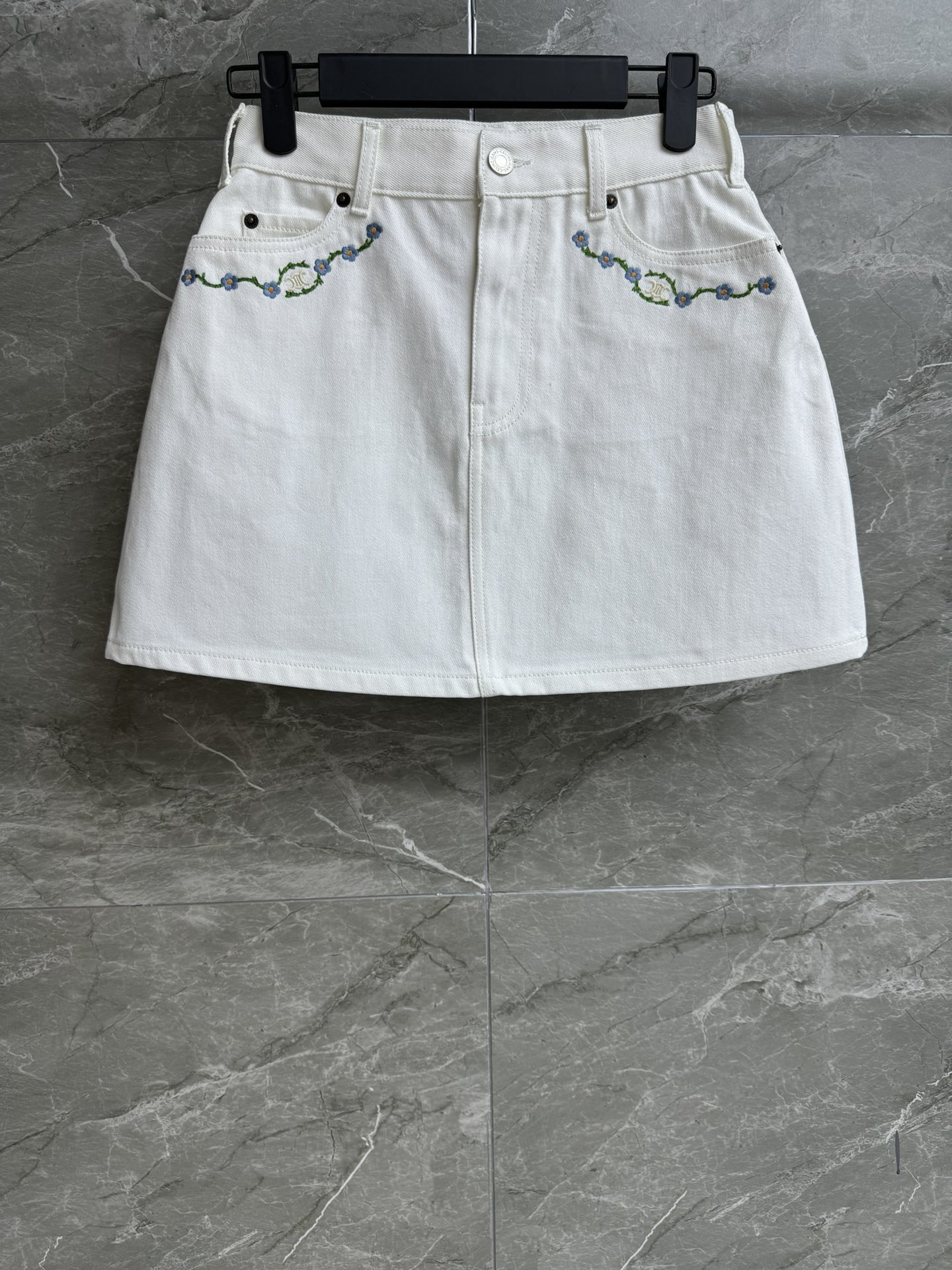 NO:333677,New summer style is available. CL floral embroidered denim skirt. 2025 spring and summer series. Mid-waist design. Pocket floral logo embroidery pattern embellishment. Exquisite and fashionable. Customized washing denim fabric. Clever and comfortable. A-line skirt style. The upper body looks slim and versatile. Full trademark. Size 25-27., skirts, alexander wang.19860909夏季新款上新啦 CL花卉刺绣牛仔半裙 2025春夏系列 中腰设计 口袋花卉logo刺绣图案点缀 精致时髦减龄 定制水洗牛仔面料 挺括舒适 A字裙版型 上身显瘦又百搭 商标齐全 尺码25-27,,skirts,alexander wang,Women's clothing