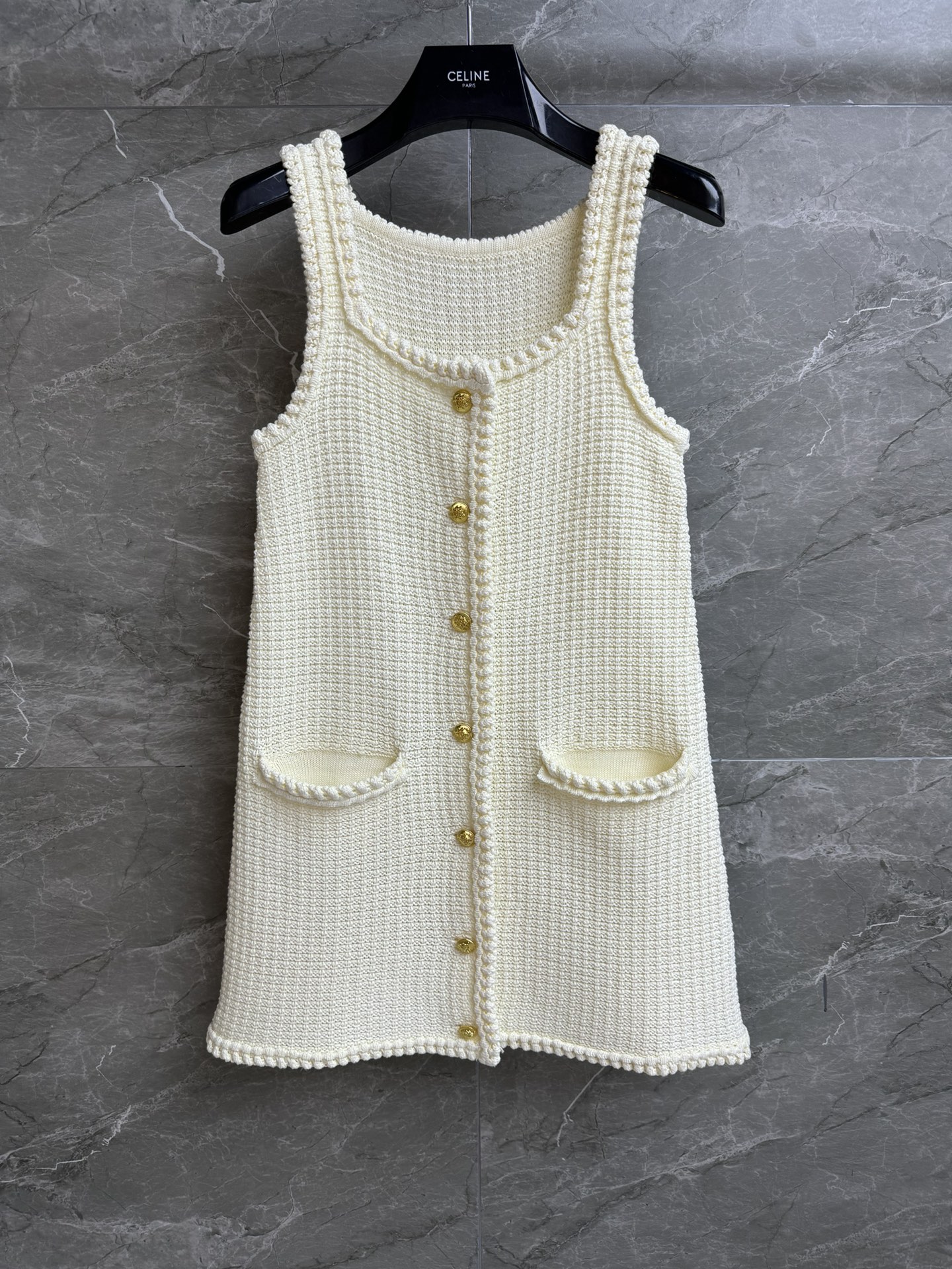 NO:411126,New summer models are shipped. CL knitted vest skirt. Spring and summer 2025 series. Exquisite woven piping. Retro gold buckle decoration embellishment. Three-dimensional crochet pattern. Gentle and lazy high-end. Cotton knitted fabric. Comfortable and skin-friendly. A-line skirt style. Slim and temperament on the upper body. Full trademark. Size SML,, skirts, alexander wang.19860909夏季新款出货啦 CL编织背心裙 2025春夏系列 精致的编织滚边 复古金扣装饰点缀 采用立体钩织花纹 温柔慵懒高级 棉质针织面料 舒适亲肤 A字裙版型 上身显瘦又气质 商标齐全 尺码SML,,skirts,alexander wang,Women's clothing