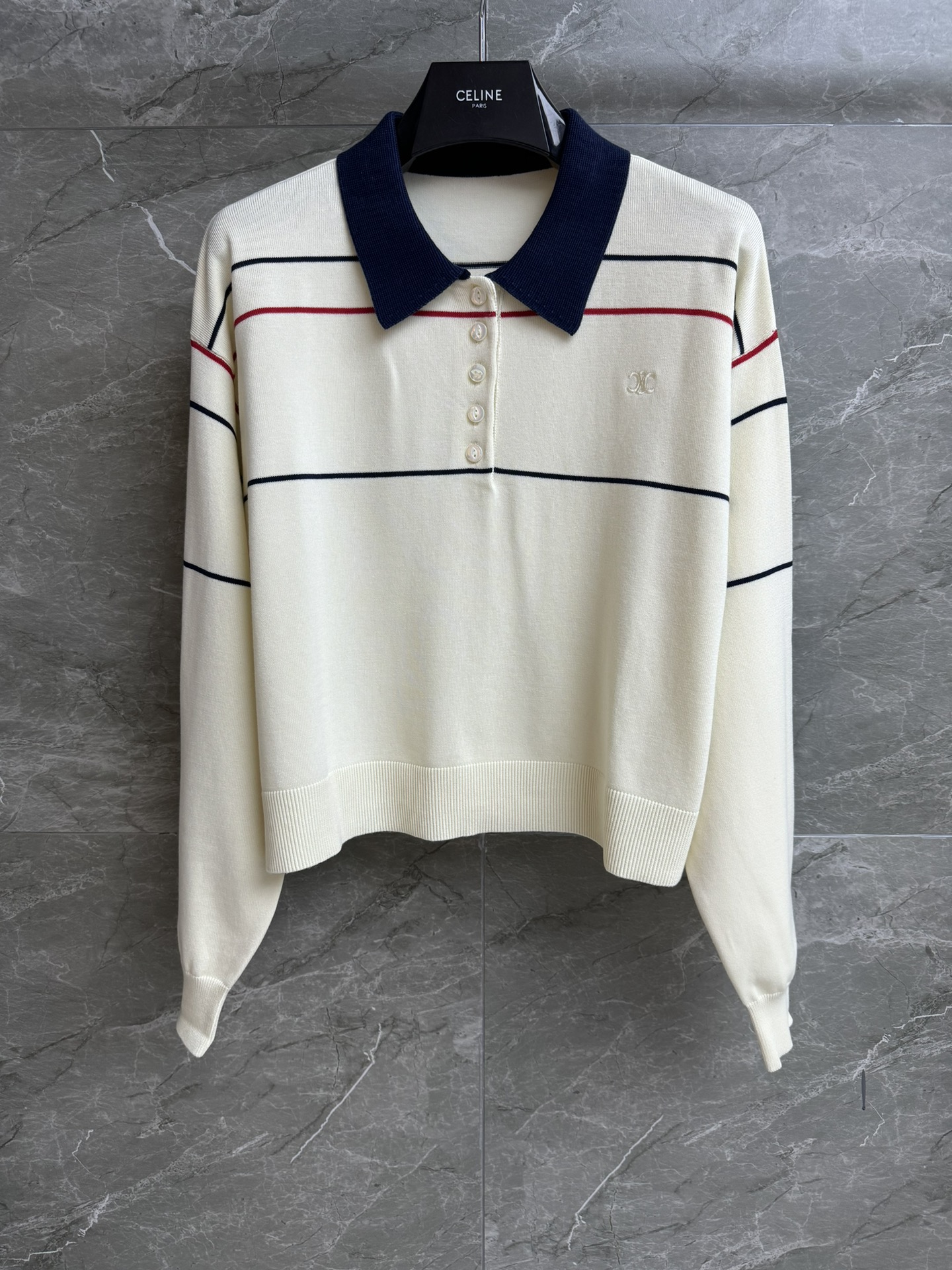 NO:411155,New summer models are available. CL long-sleeved knitted Polo shirt. 2025 spring and summer series. Classic polo neckline. Arc de Triomphe logo embroidery. Striped contrasting color design. Age-reducing and fashionable. Custom knitted fabric. Soft, comfortable and breathable. Short style. Slim and versatile. Size SML,,alexander wang.19860909夏季新款上新啦 CL长袖针织Polo衫 2025春夏系列 经典polo领口 凯旋门logo刺绣点缀 条纹撞色设计 减龄又时髦 定制针织面料 柔软舒适透气 短款版型 上身显瘦又百搭 尺码SML,,alexander wang,Women's clothing