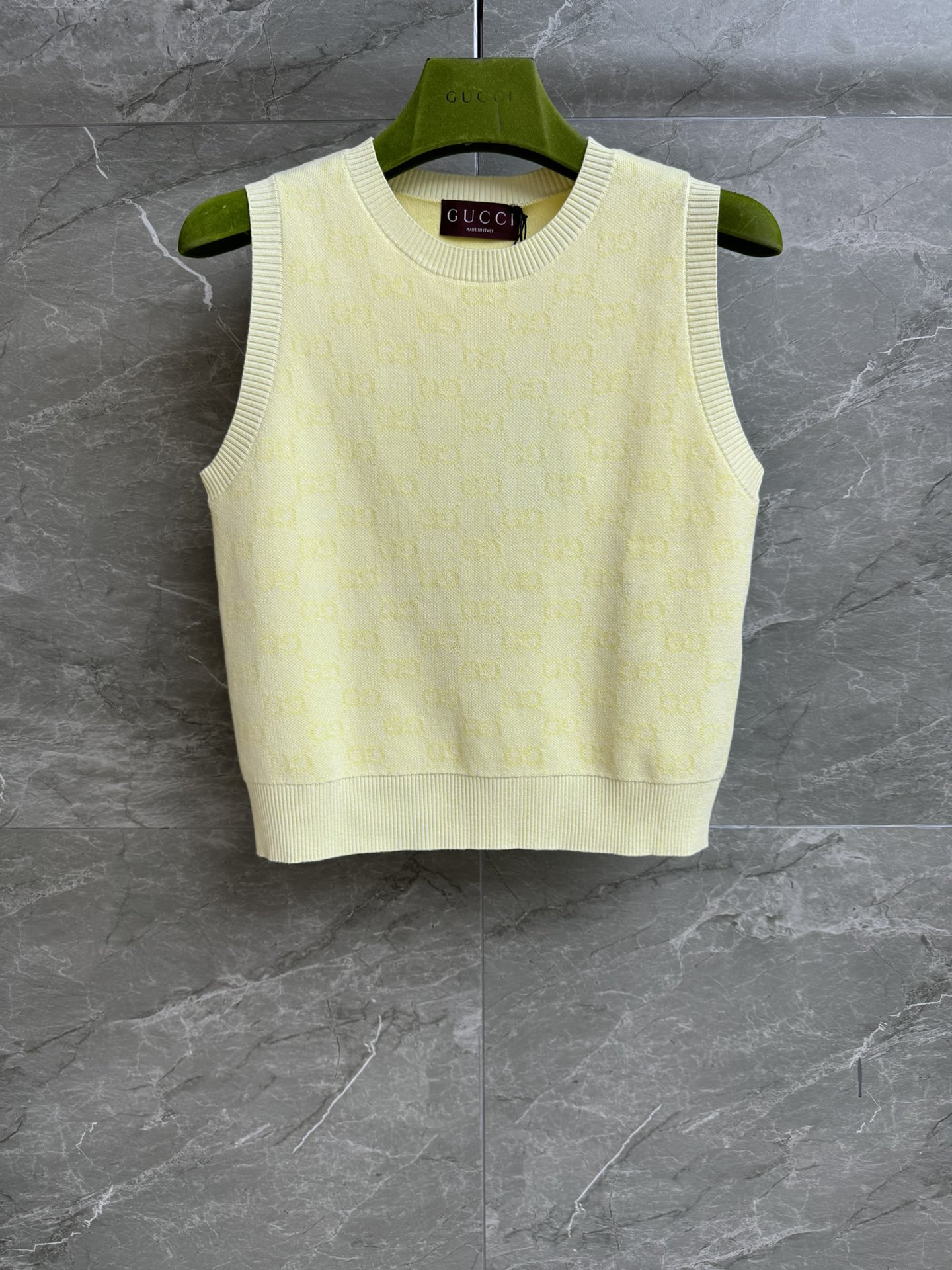 NO:335062,New summer models are shipped. GHD logo sleeveless vest. 2025 spring and summer series. Round neck ribbed neckline. Chicken yellow logo dark jacquard pattern. Age-reducing fashionable and fashionable. Cotton knitted fabric. Comfortable and textured. Normal style. Slim and temperament on the upper body. Full trademark. Size SML,,alexander wang.19860909夏季新款出货啦 Ｇ家暗纹logo无袖背心 2025春夏系列 圆领罗纹领口 小鸡黄色logo暗纹提花图案 减龄时髦洋气 棉质针织面料 舒适有质感 正常版型 上身显瘦又气质 商标齐全 尺码SML,,alexander wang,Women's clothing