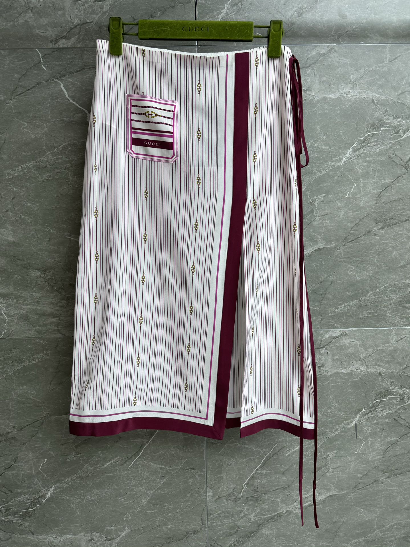 NO:333651,New summer style is available. G Home Striped Printed Silk Skirts 2025 Spring and Summer Series. Side Slit Design. Striped Horse Bed Printing Pattern. Fashionable and High-end Customized Silk Fabric. Skin-friendly and comfortable. Very vertical. Wrapped mid-length skirt style. Slim and temperament. Full trademark. Size SML,,gucci,skirts,real silk,alexander wang.19860909夏季新款上新啦 G家条纹印花真丝半裙 2025春夏系列 侧边开叉设计 条纹马衔扣印花图案 时髦高级 定制真丝面料 亲肤舒适 很有垂直感 围裹式中长裙版型 上身显瘦又气质 商标齐全 尺码SML,,gucci,skirts,real silk,alexander wang,Women's clothing