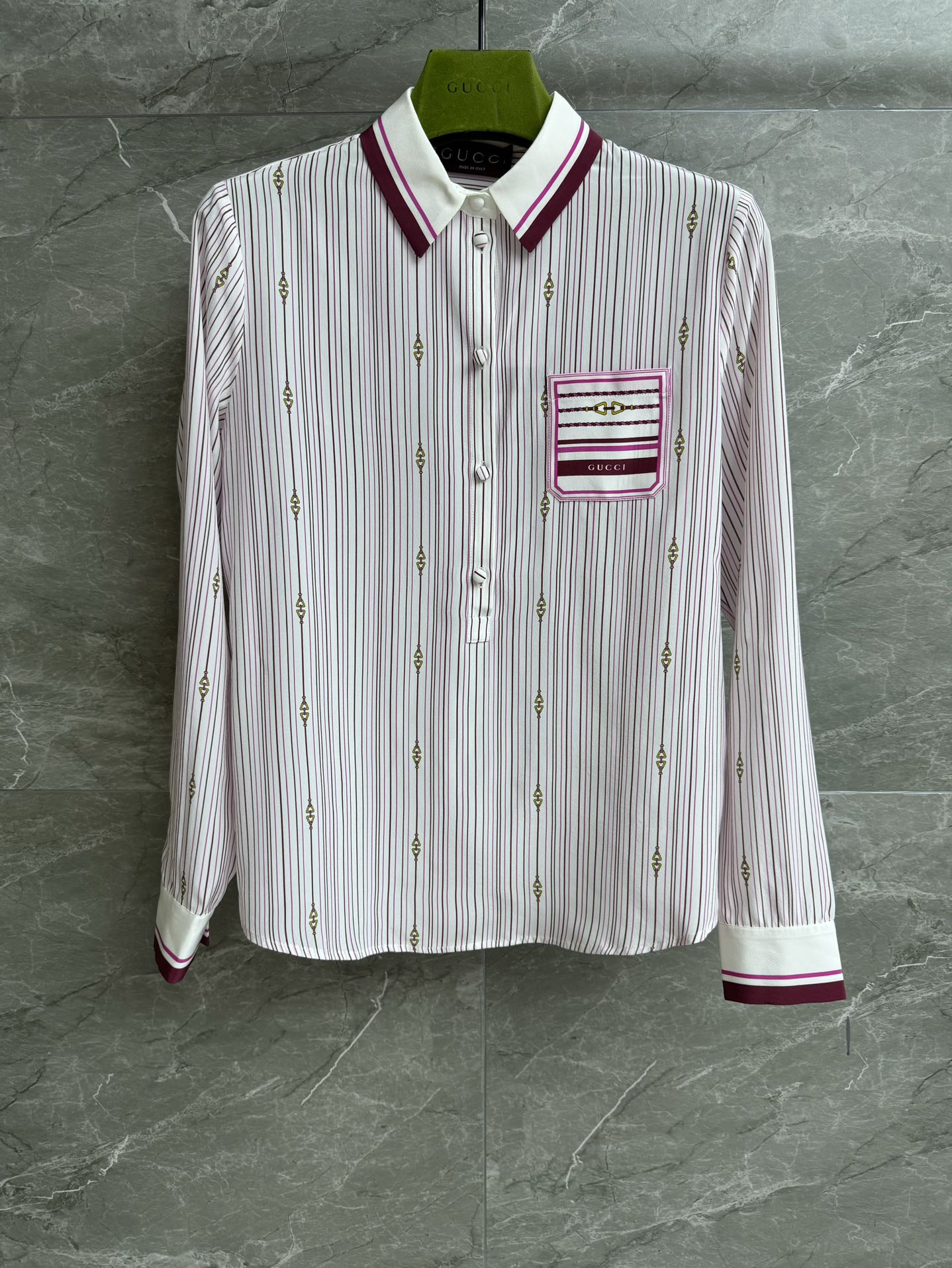 NO:333654,New summer style is available. G Home Striped Printed Silk Shirt 2025 Spring and Summer Series. Lapel neckline design. Striped horse buckle printed pattern. Fashionable and high-end. Custom silk fabric. Skin-friendly and comfortable. Very vertical. Loose style. Slim and temperament on the upper body. Full trademark. Size SML,,gucci, real silk,alexander wang.19860909夏季新款上新啦 G家条纹印花真丝衬衣 2025春夏系列 翻领领口设计 条纹马衔扣印花图案 时髦高级 定制真丝面料 亲肤舒适 很有垂直感 宽松版型 上身显瘦又气质 商标齐全 尺码SML,,gucci,real silk,alexander wang,Women's clothing