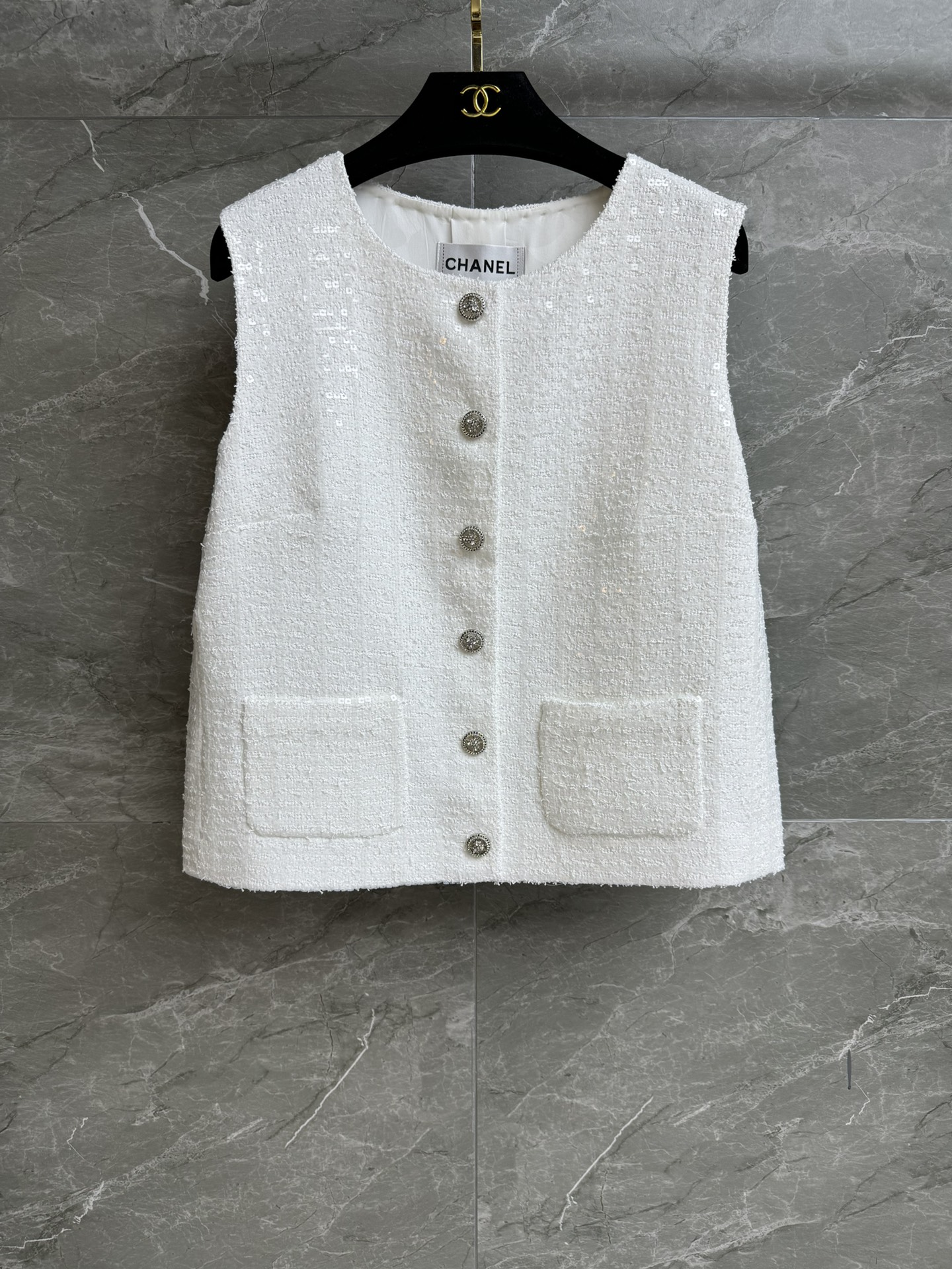 NO:335726,New spring and summer models are available!  Xiangjia White Sequin Vest 2025 Spring and Summer Preview Series Round neck single-breasted design Exquisite diamond buckle decoration embellishment Heavy industry sequin knitting Full high-end feel Customized tweed fabric Silk lining Normal style Upper body looks slim and temperament Full trademark Size SML, Chanel, real silk, alexander wang19860909春夏新款上新啦！ 香家白色亮片马甲 2025春夏预告系列 圆领单排扣设计 精致钻扣装饰点缀 重工亮片编织 满满高级感 定制斜纹软呢面料 真丝里衬 正常版型 上身显瘦又气质 商标齐全 尺码SML,,chanel,real silk,alexander wang,Women's clothing