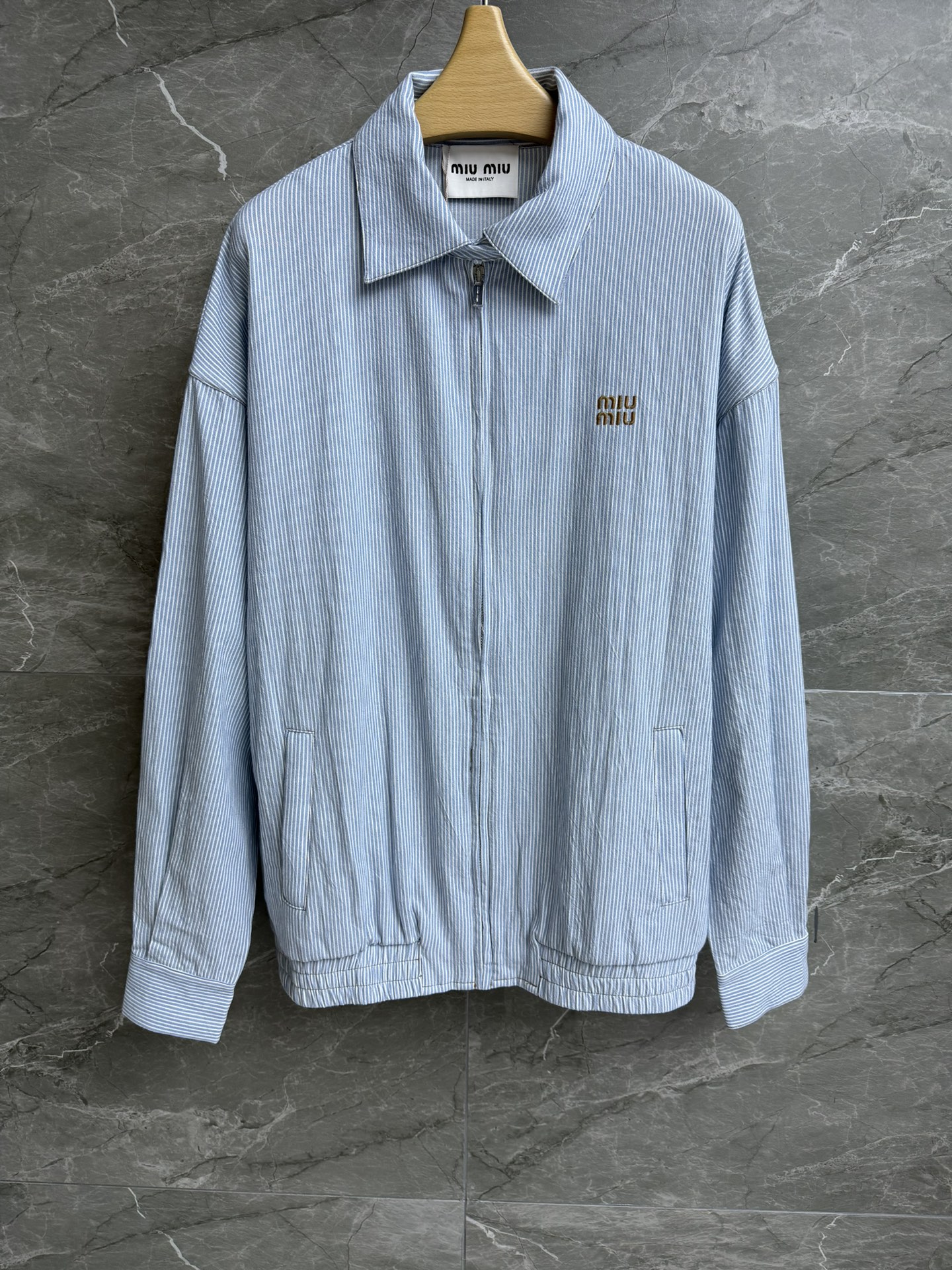 NO:333755,New summer style is available. Miu blue and white striped jacket. 2025 summer series. Lapel zipper design. Embroidered logo pattern embroidery. Blue and white striped color matching. Age-reducing and fashionable. Washed denim cotton fabric. Soft and skin-friendly. Loose style. The upper body looks slim and versatile. Full trademark. Size SML,,miumiu, jackets & coats,alexander wang.19860909夏季新款上新啦 Miu蓝白条纹外套 2025夏季系列 翻领拉链设计 刺绣logo图案点缀 蓝白条纹配色 减龄洋气时髦 水洗牛仔棉布面料 柔软亲肤 宽松版型 上身显瘦又百搭 商标齐全 尺码SML,,miumiu,jackets & coats,alexander wang,Women's clothing