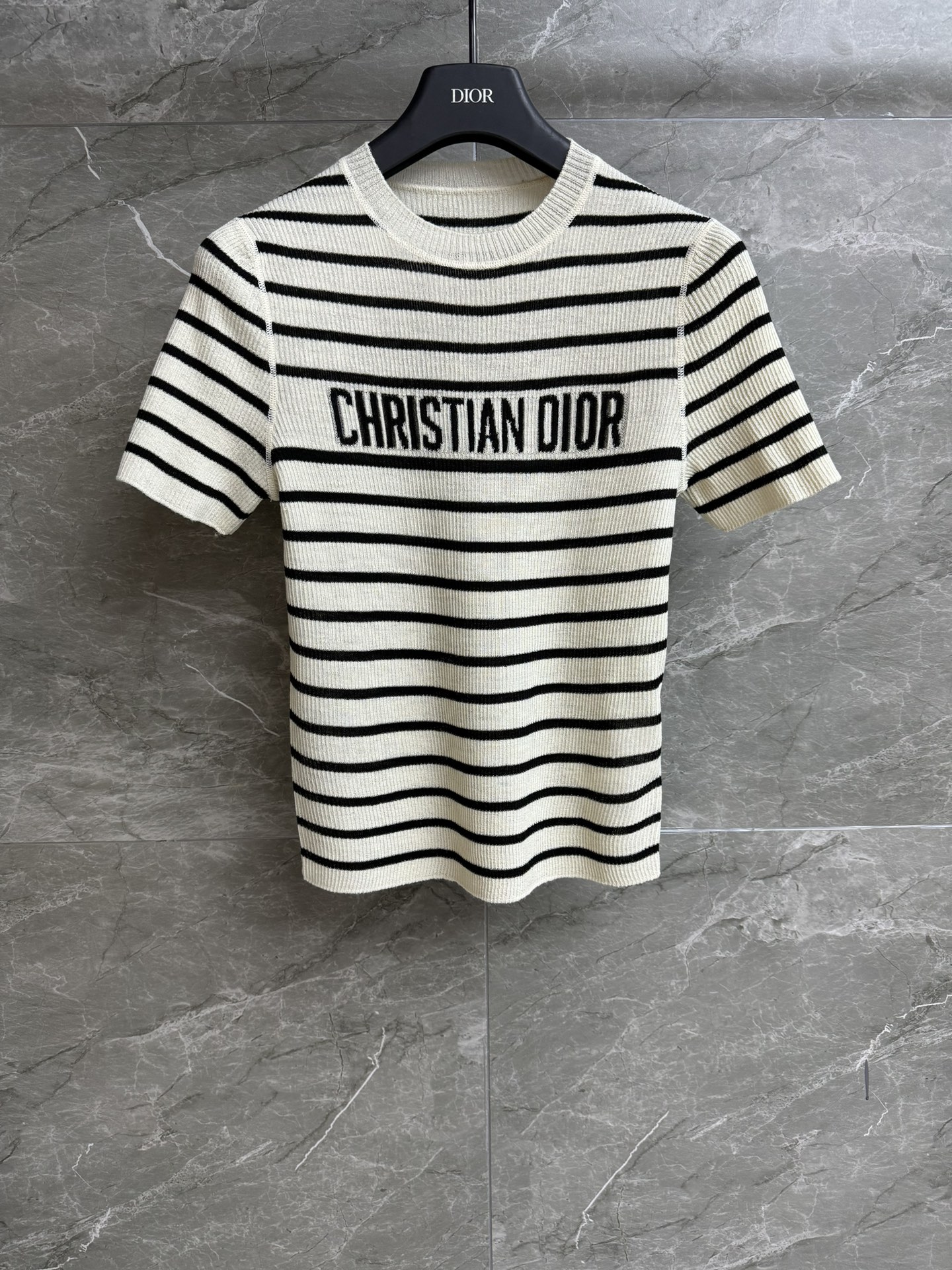 NO:333773,New styles for early autumn are available. D-home linen striped short sleeves. 2025 early autumn series. Round neck ribbed neckline. Classic letter jacquard pattern. Striped color matching. Stylish and age-reducing. Linen-blend knitted fabric. Comfortable and breathable. Elastic slim fit. The upper body looks slim and versatile. Full trademark. Size SML,,dior,T-shirt,alexander wang.19860909早秋新款上新啦 D家亚麻条纹短袖 2025早秋系列 圆领罗纹领口 经典字母提花图案 条纹配色时髦减龄 亚麻混纺针织面料 舒适透气 弹力修身版型 上身显瘦又百搭 商标齐全 尺码SML,,dior,T-shirt,alexander wang,Women's clothing