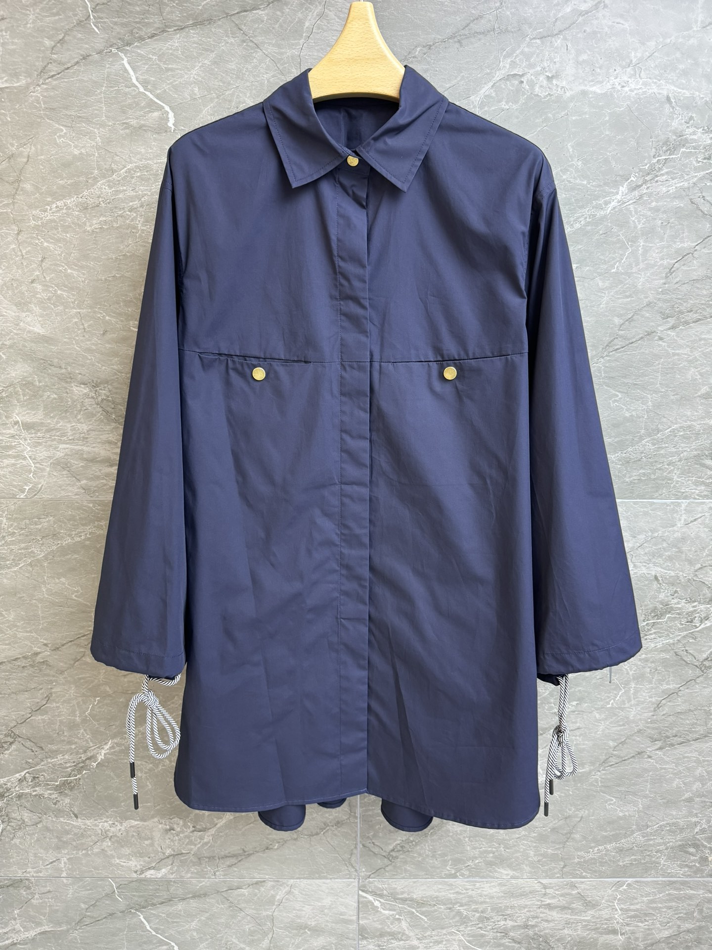 NO:334185,New summer models are available. Max cotton poplin shirt skirt. 2025 spring and summer series. Lapel single-breasted cuffs with drawstring design. Simple and fashionable and high-end custom cotton poplin fabric. Comfortable and skin-friendly and breathable. Loose style. The upper body looks slim and covers the flesh. Size SML,, skirts, shirts, alexander wang19860909夏季新款上新啦 Max棉府绸衬衫裙 2025春夏系列 翻领单排扣 袖口带抽绳设计 简约时髦高级 定制棉府绸面料 舒适亲肤透气 宽松版型 上身显瘦又遮肉 尺码SML,,skirts,shirts,alexander wang,Women's clothing